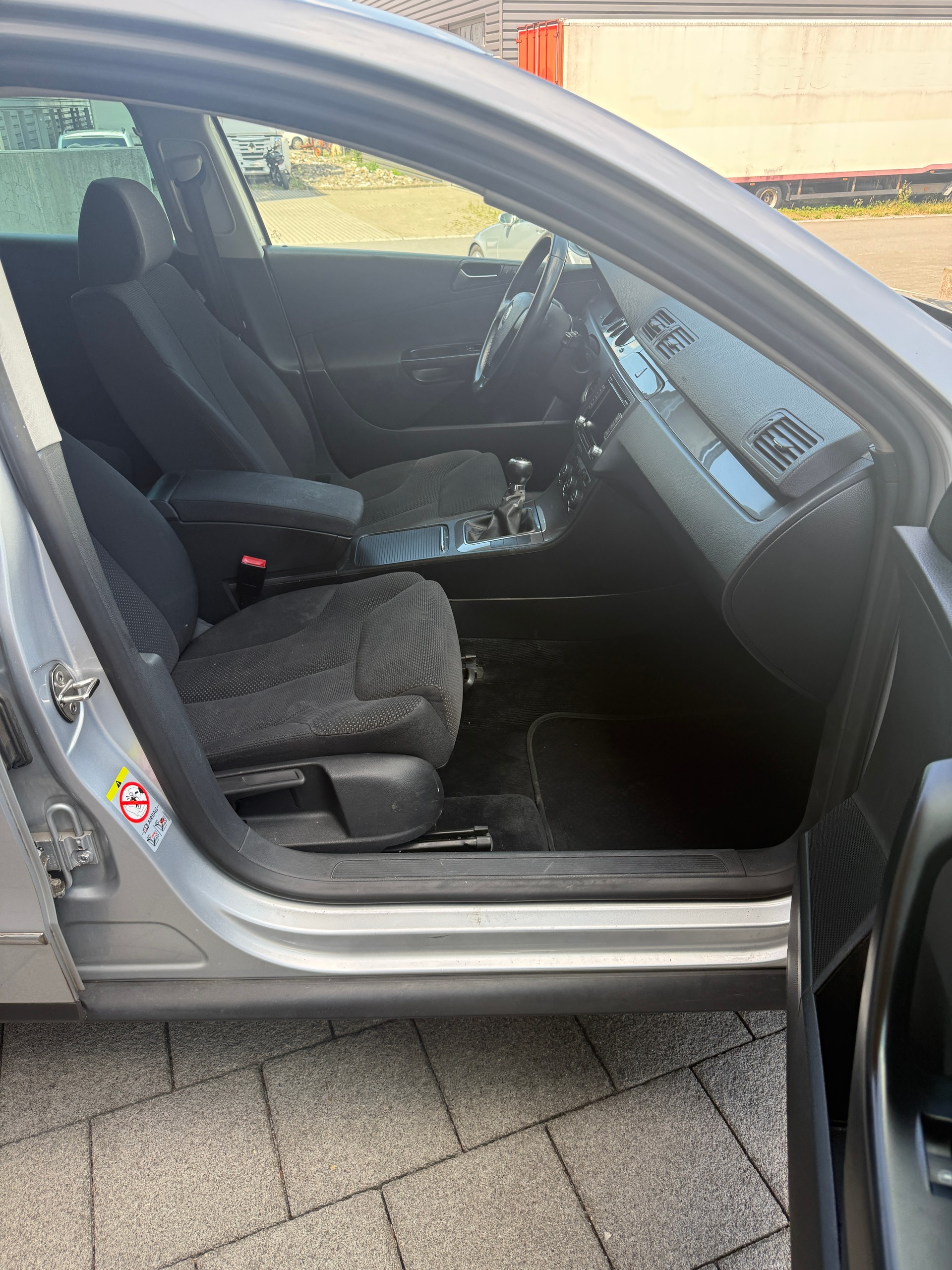 VW Passat Variant 1.9 TDI BlueMotion-image-10