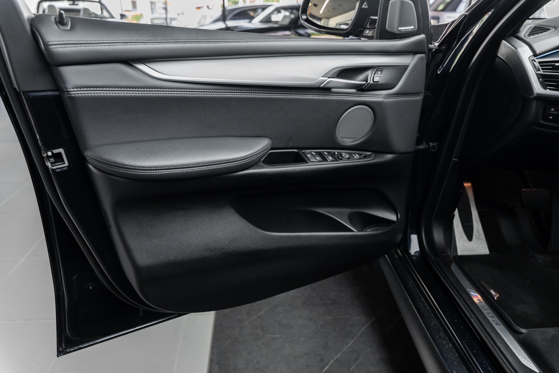 BMW X5 xDrive M50d Pure M Sport Plus Steptronic | All Black-image-23