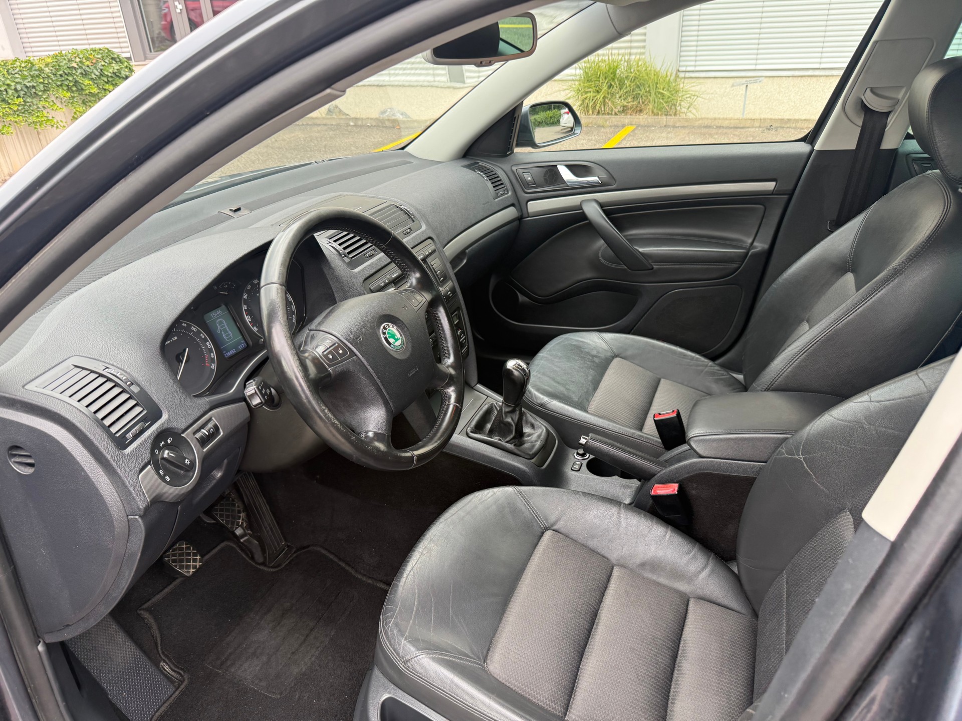 SKODA Octavia 2.0 FSI Elegance-image-8