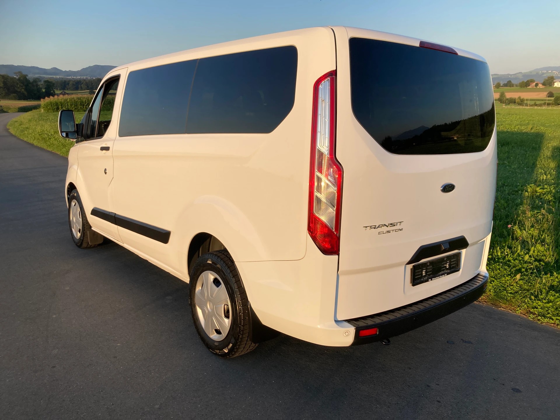 FORD Transit Custom 320 L1H1 Trend 9 Sitzer-image-3