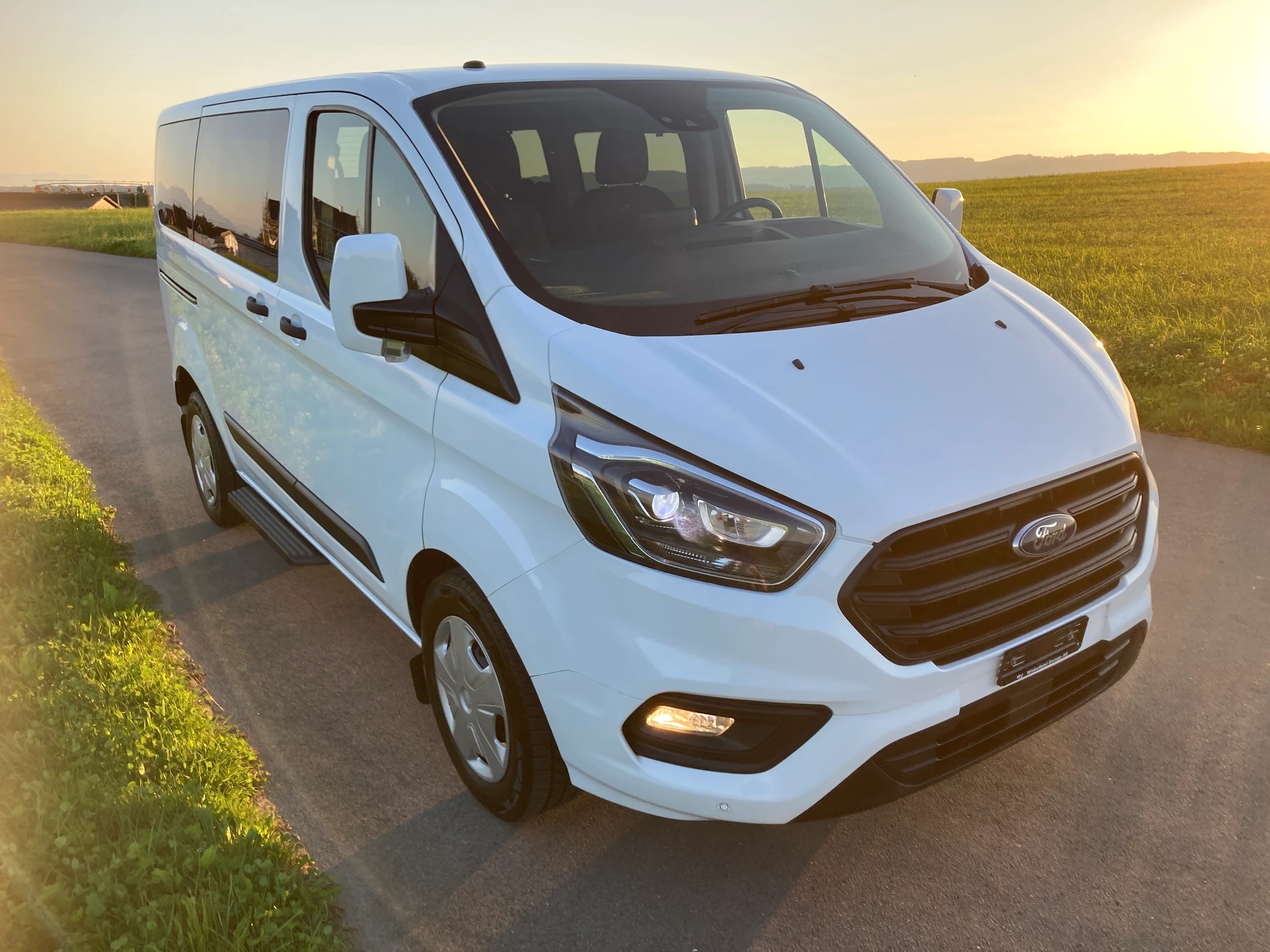 FORD Transit Custom 320 L1H1 Trend 9 Sitzer-image-1