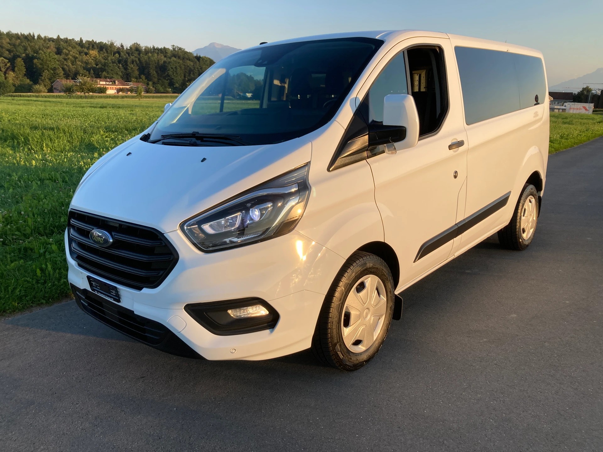FORD Transit Custom 320 L1H1 Trend 9 Sitzer-image-0
