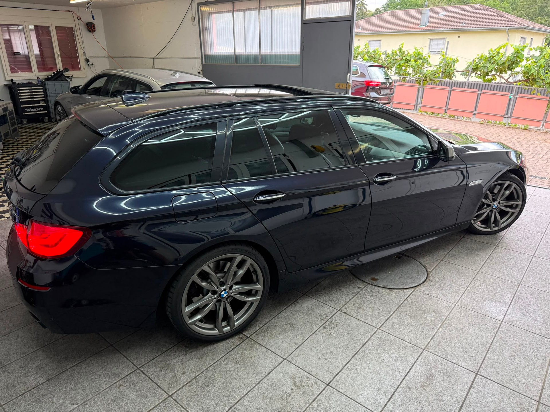 BMW M550d xDrive Touring Steptronic-image-2
