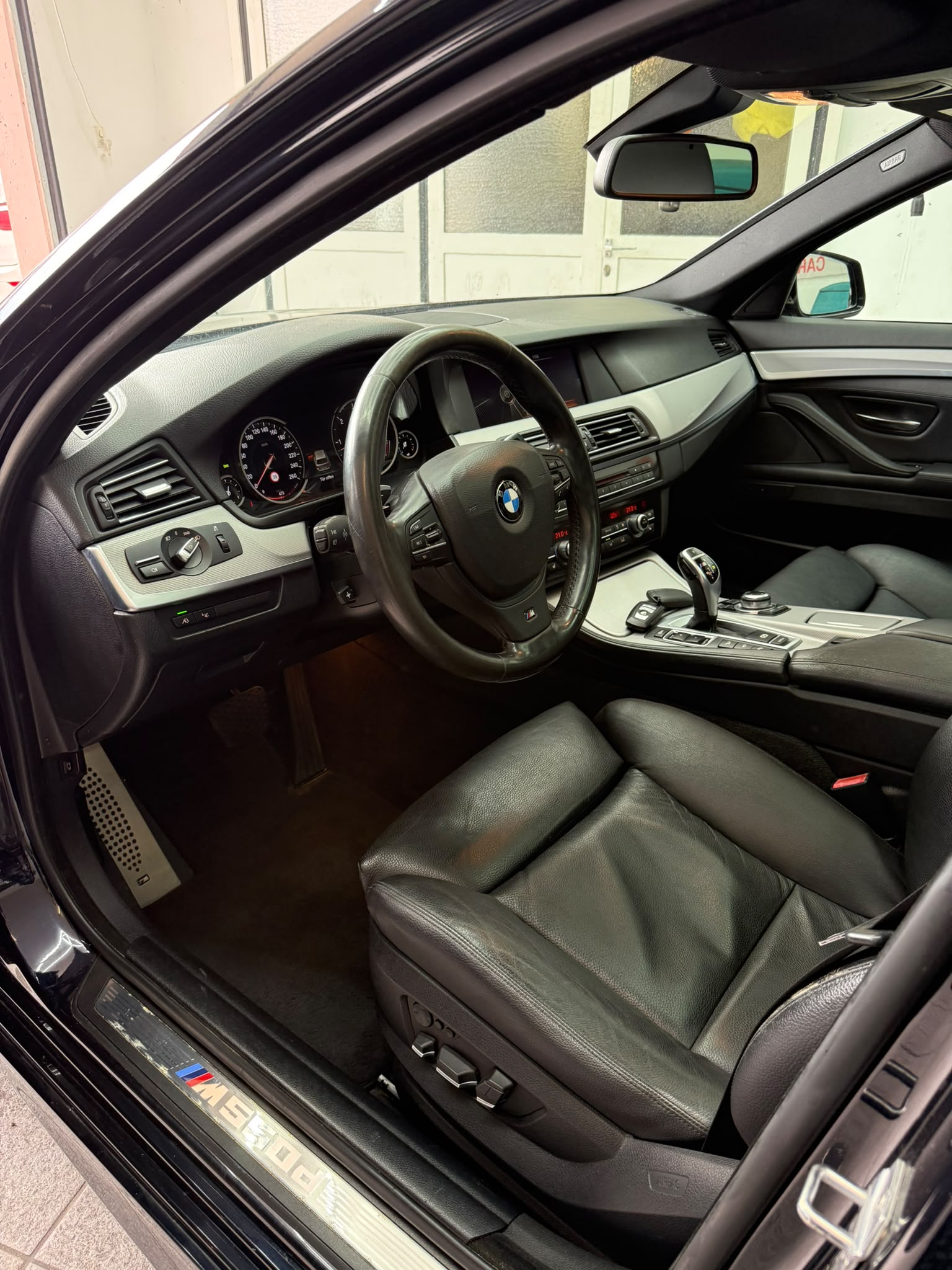 BMW M550d xDrive Touring Steptronic-image-6