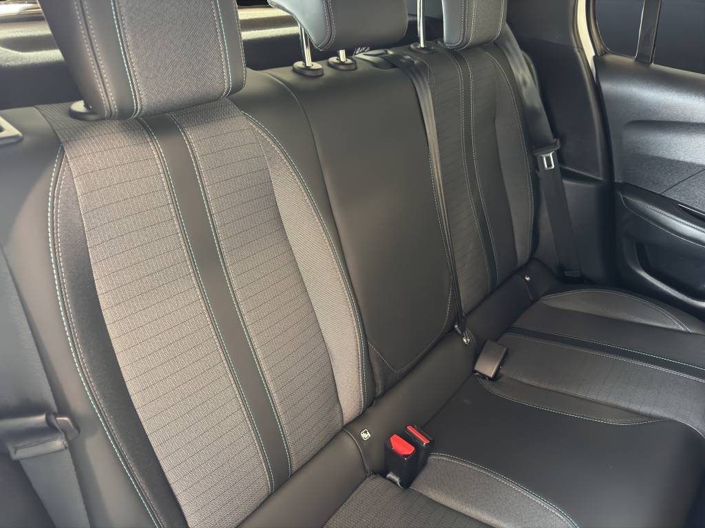 PEUGEOT 208 1.2 PureTech Allure Pack EAT8-image-8