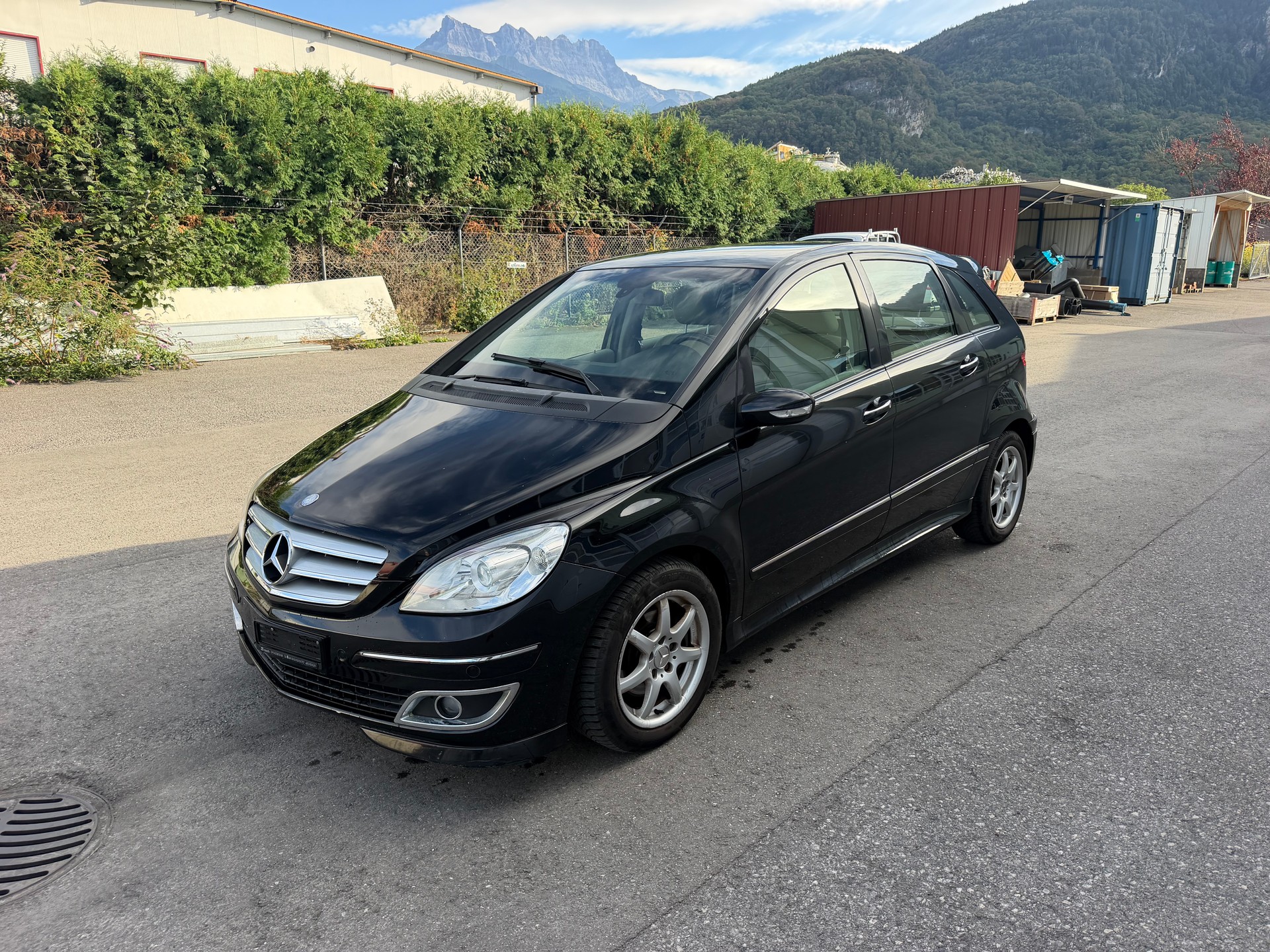 MERCEDES-BENZ B 180-image-1
