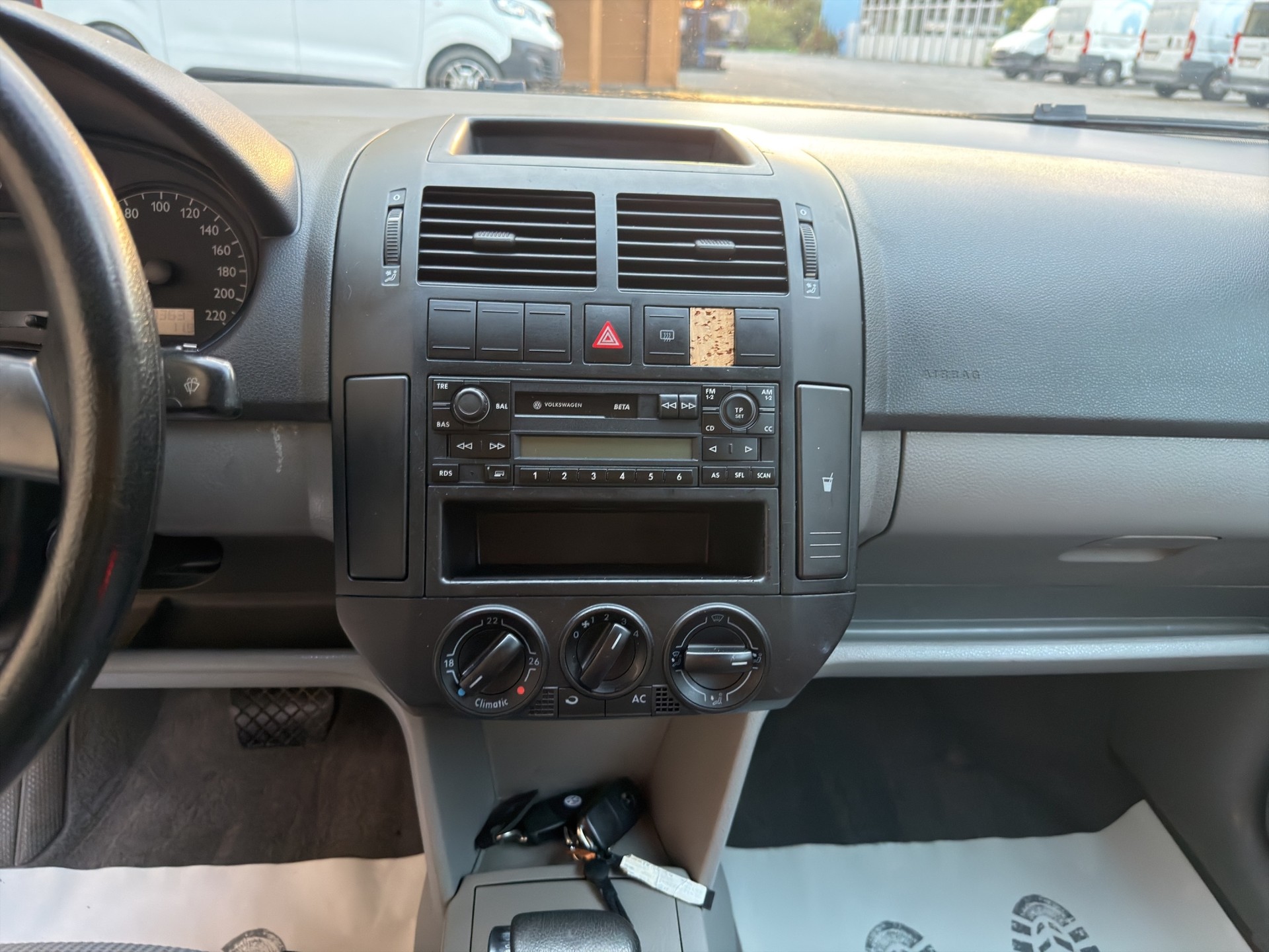 VW Polo 1.4 16V Highline-image-13
