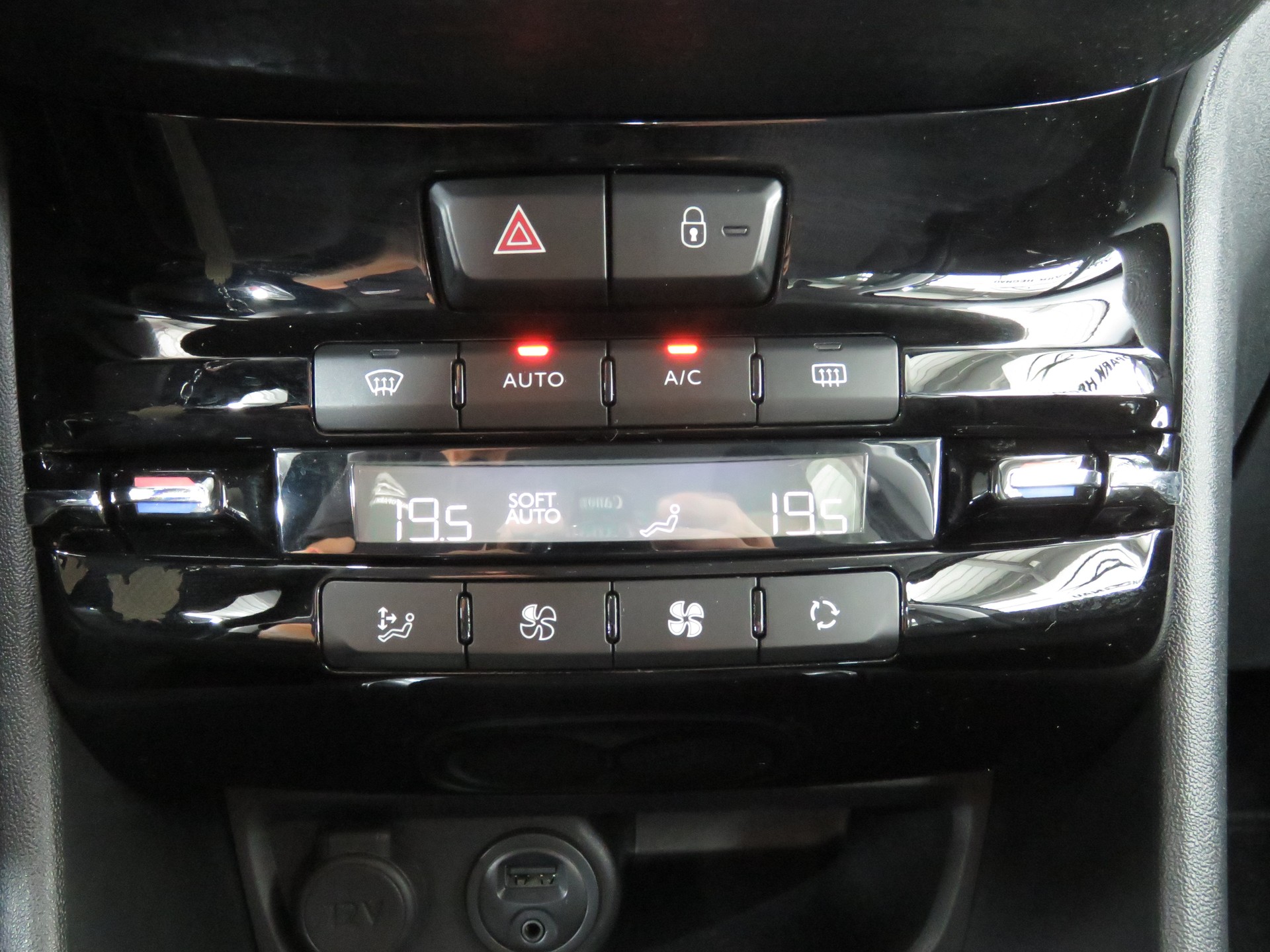 PEUGEOT 208 1.2 PureTech Allure-image-18