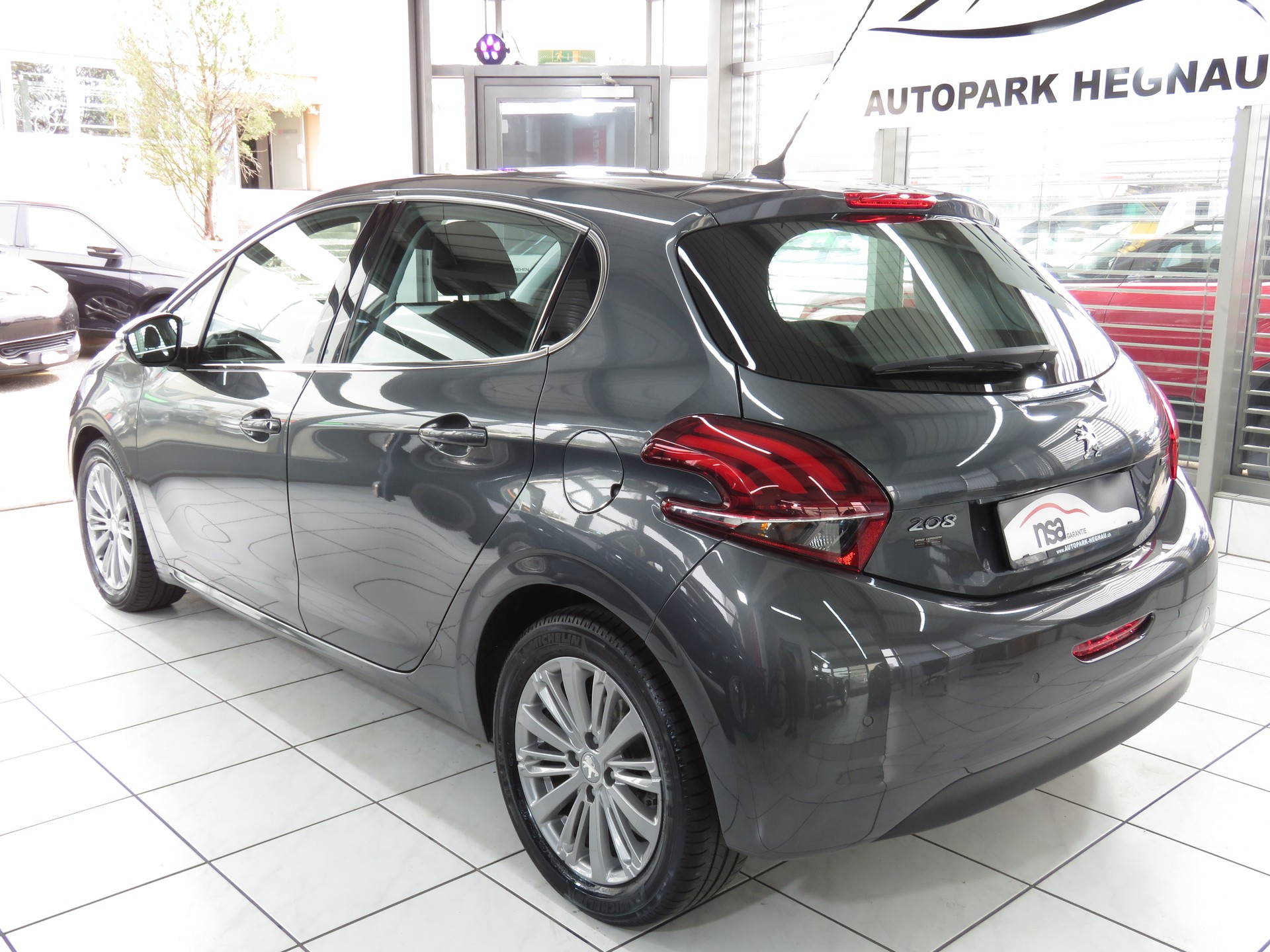 PEUGEOT 208 1.2 PureTech Allure-image-5