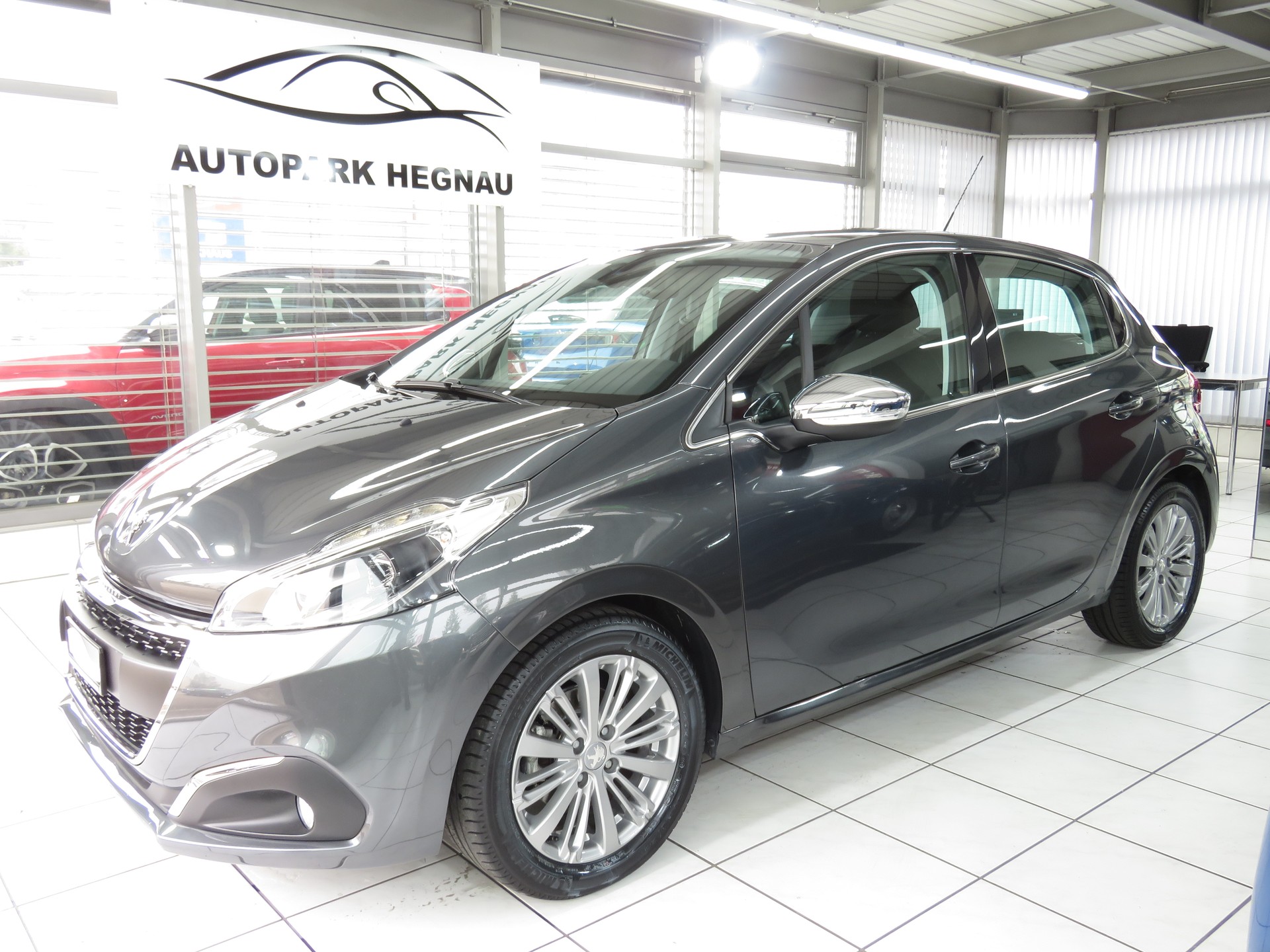 PEUGEOT 208 1.2 PureTech Allure-image-0