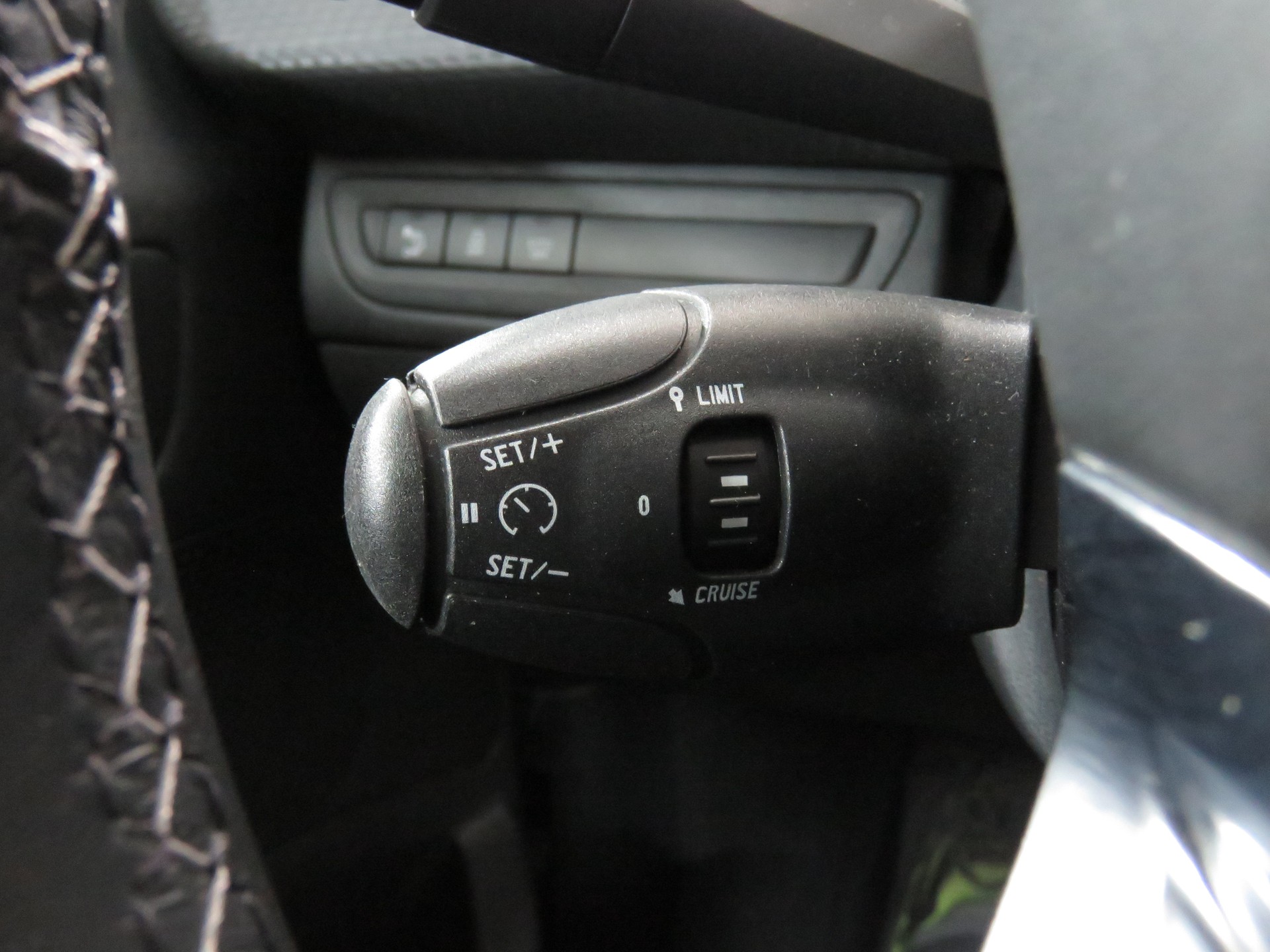 PEUGEOT 208 1.2 PureTech Allure-image-19