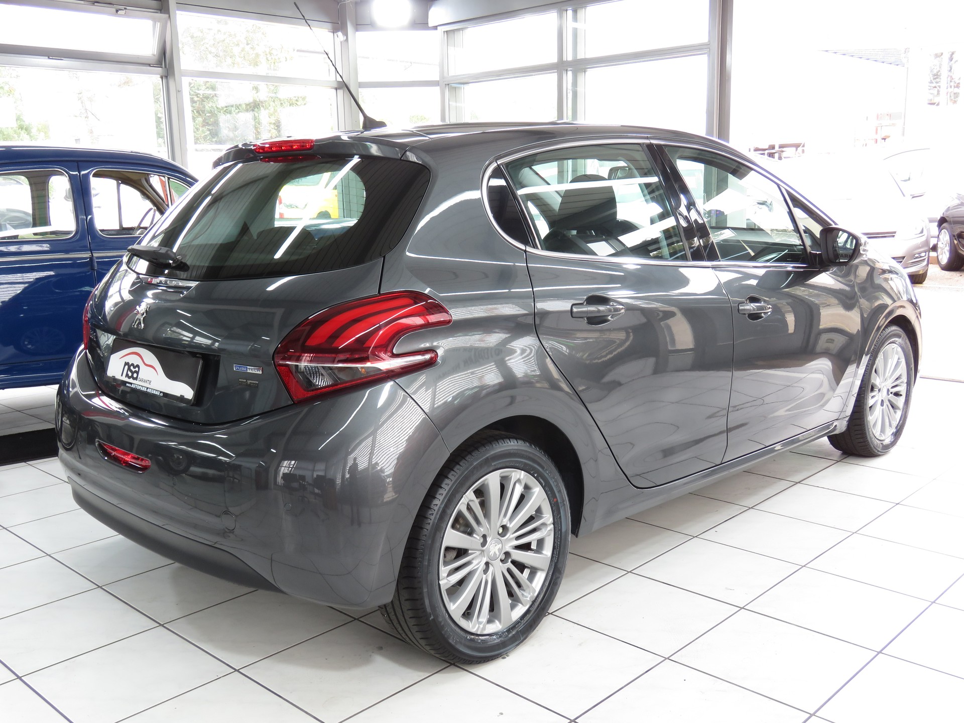 PEUGEOT 208 1.2 PureTech Allure-image-3