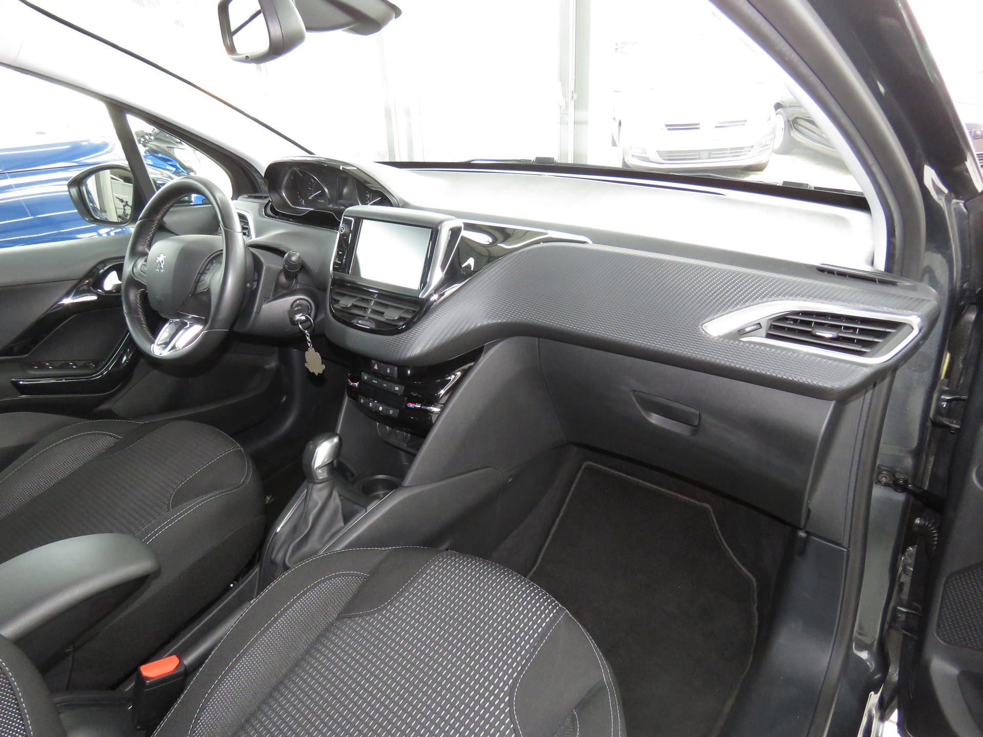 PEUGEOT 208 1.2 PureTech Allure-image-11