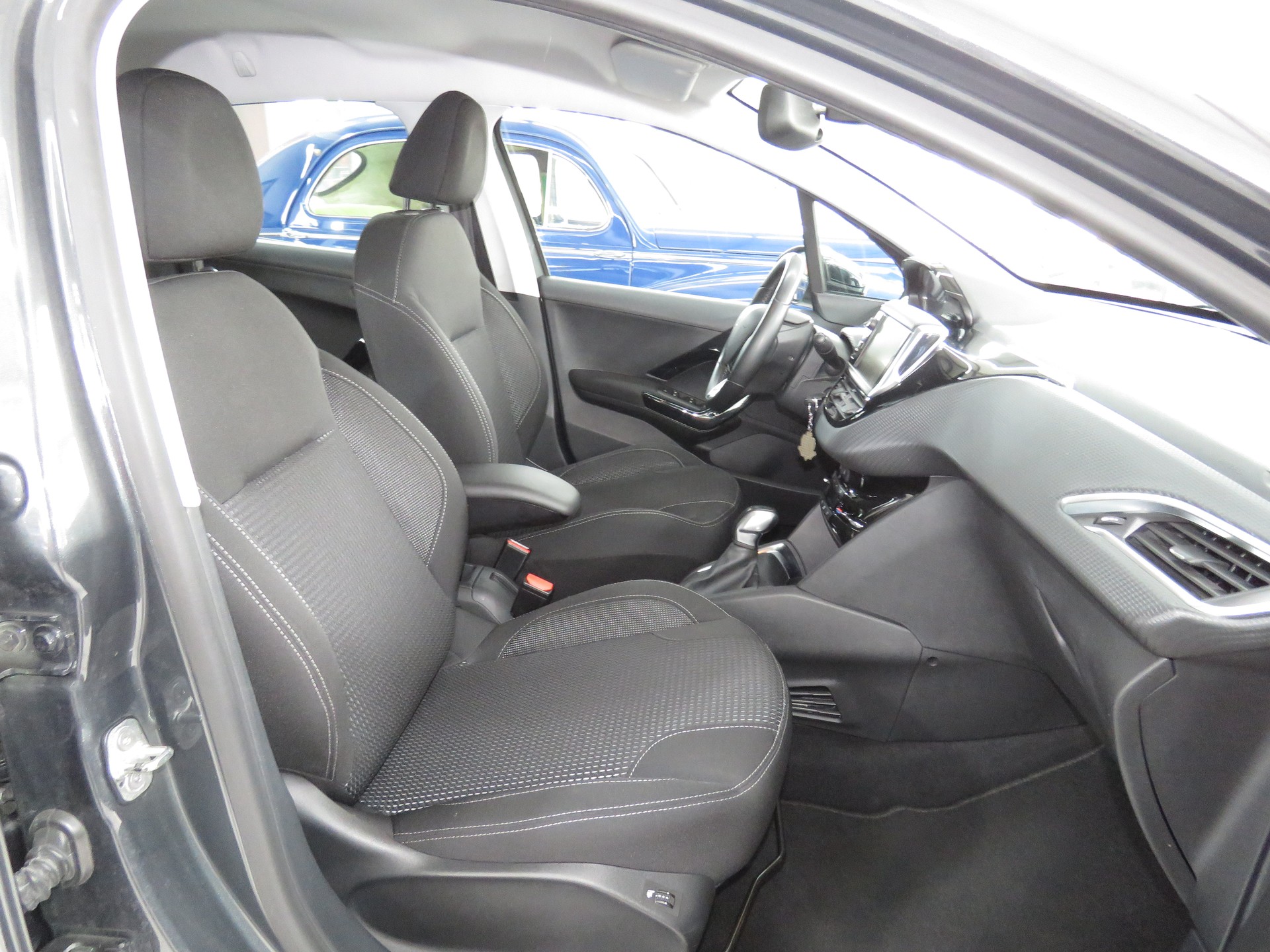 PEUGEOT 208 1.2 PureTech Allure-image-12