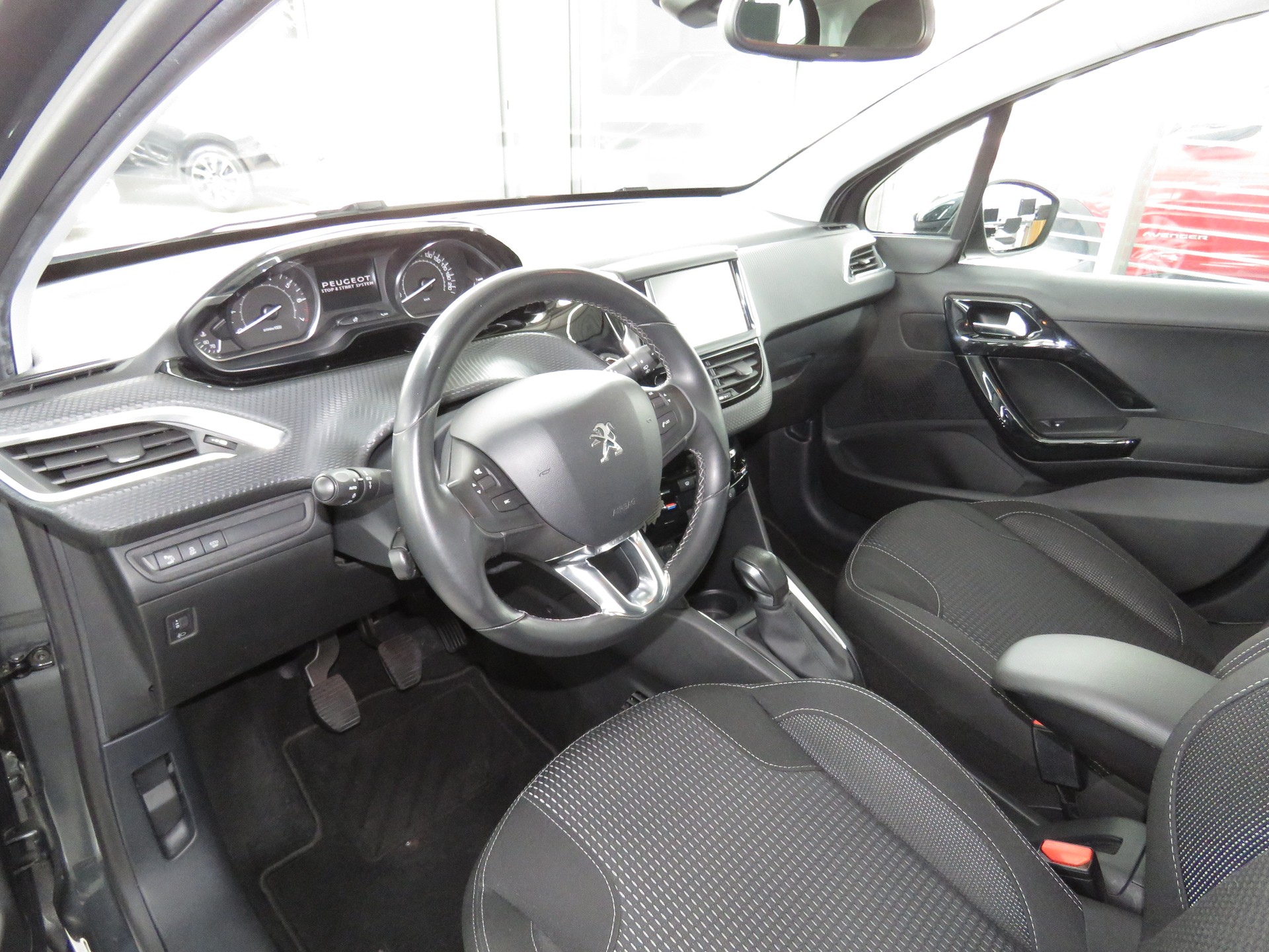 PEUGEOT 208 1.2 PureTech Allure-image-6