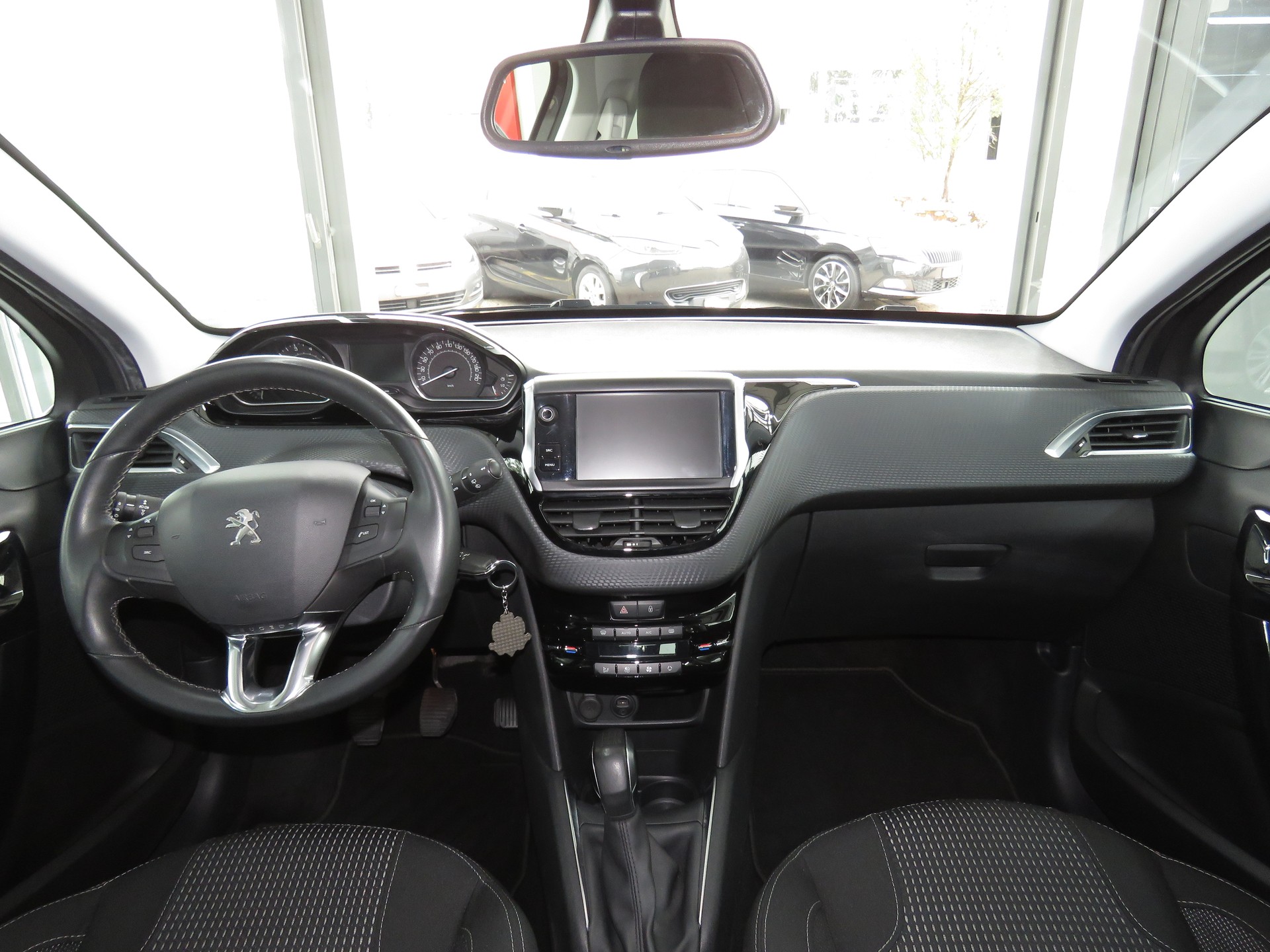 PEUGEOT 208 1.2 PureTech Allure-image-14