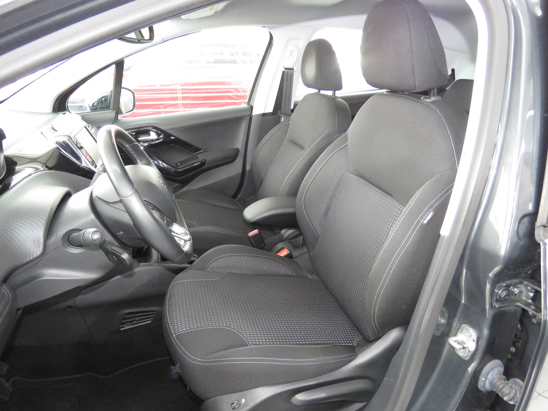 PEUGEOT 208 1.2 PureTech Allure-image-7