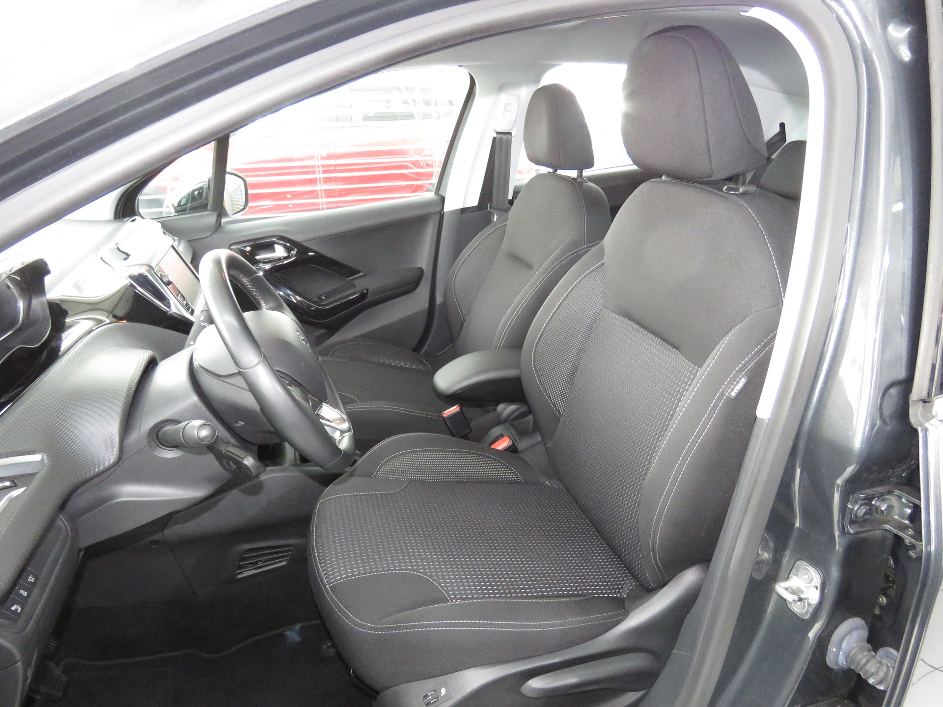PEUGEOT 208 1.2 PureTech Allure-image-8