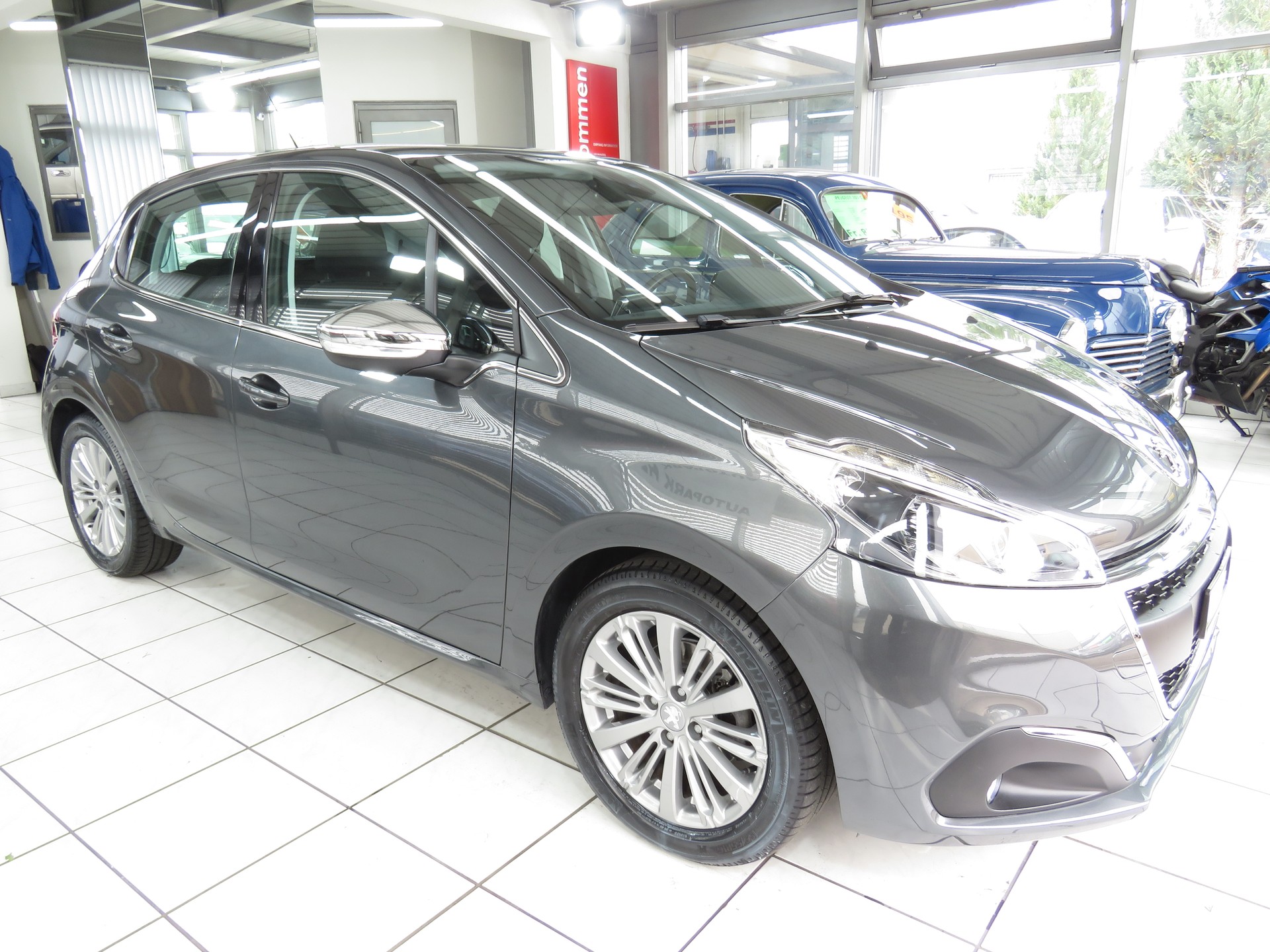 PEUGEOT 208 1.2 PureTech Allure-image-2