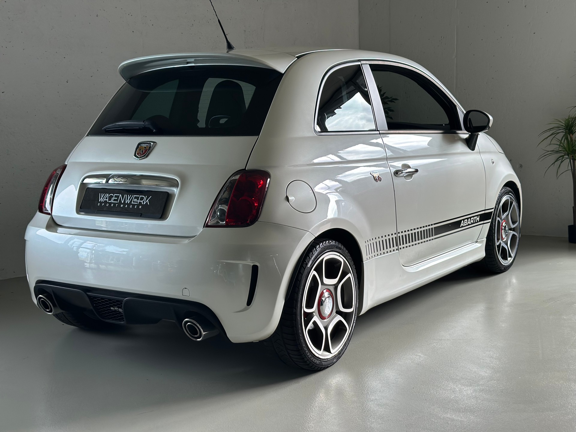 FIAT 500 1.4 16V Turbo Abarth 695 SS-image-24