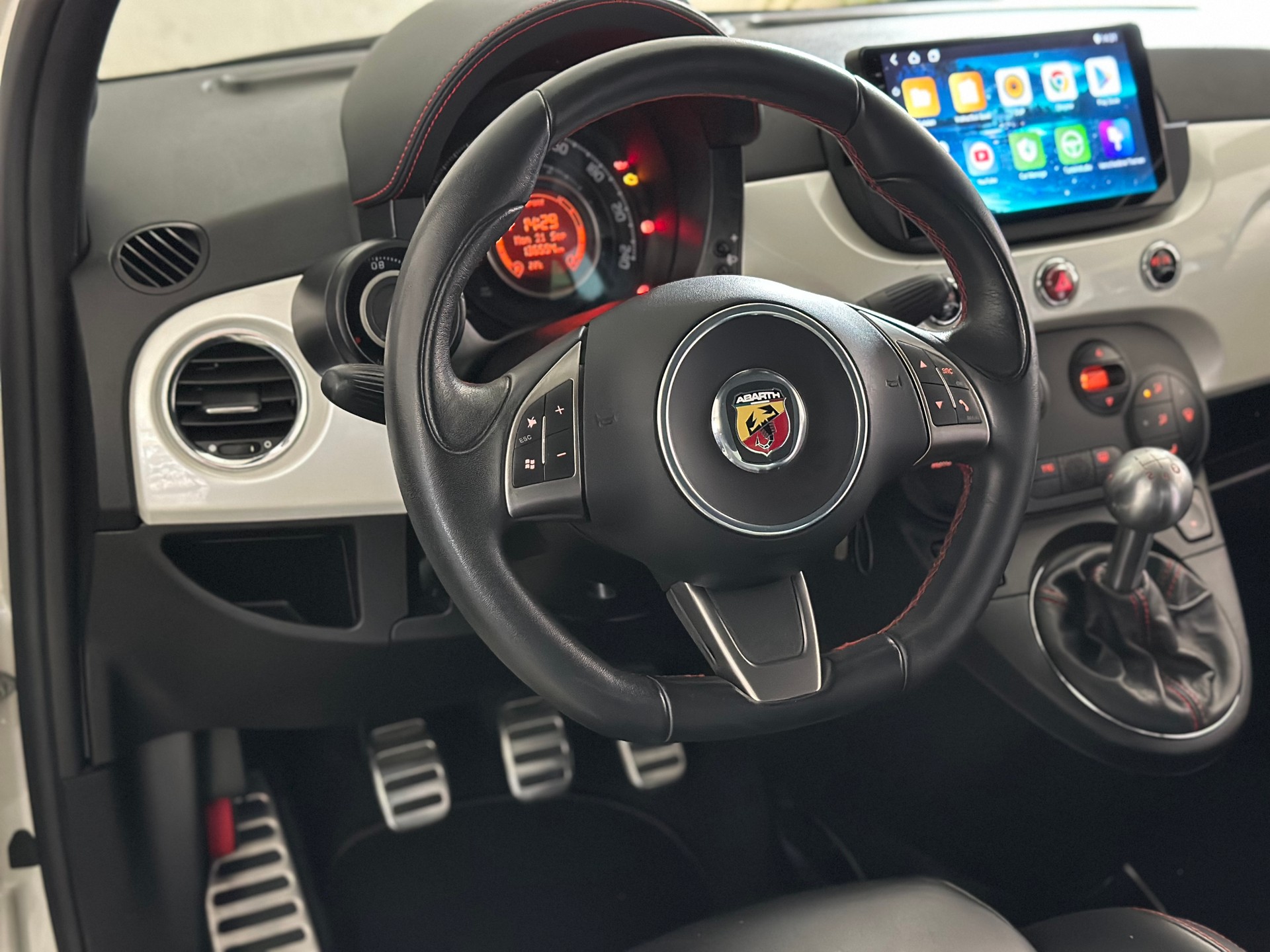 FIAT 500 1.4 16V Turbo Abarth 695 SS-image-17