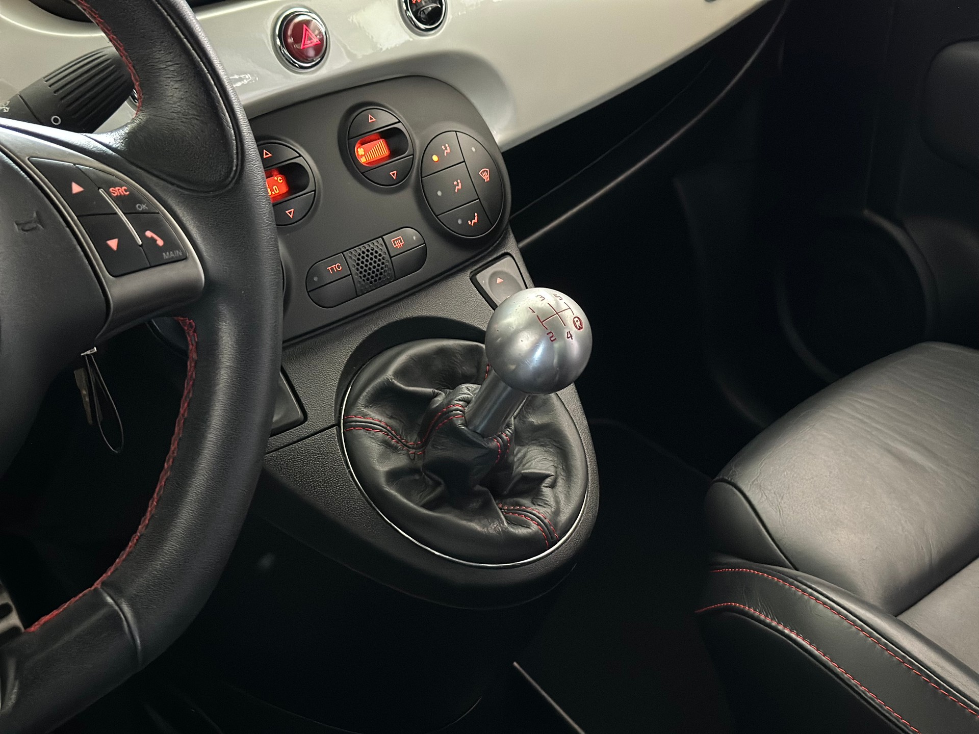 FIAT 500 1.4 16V Turbo Abarth 695 SS-image-22