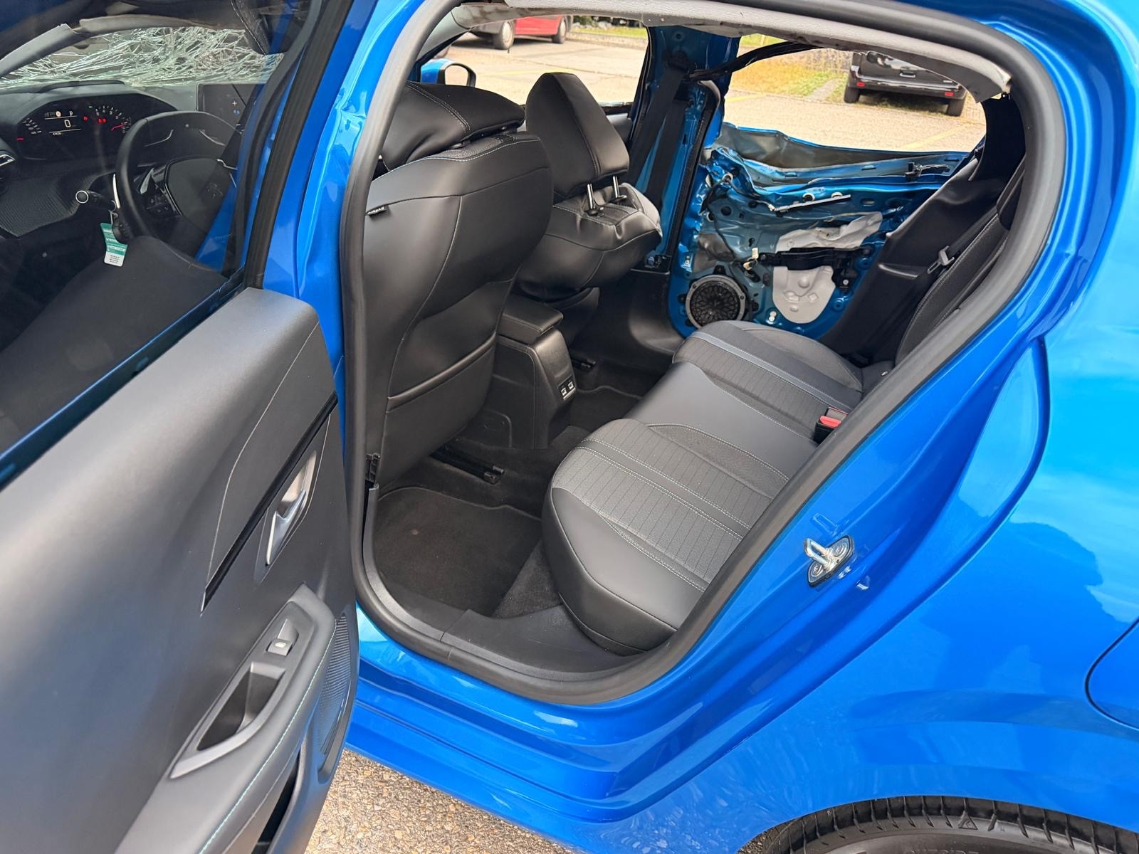 PEUGEOT 208 1.2 PureTech Allure EAT8-image-11