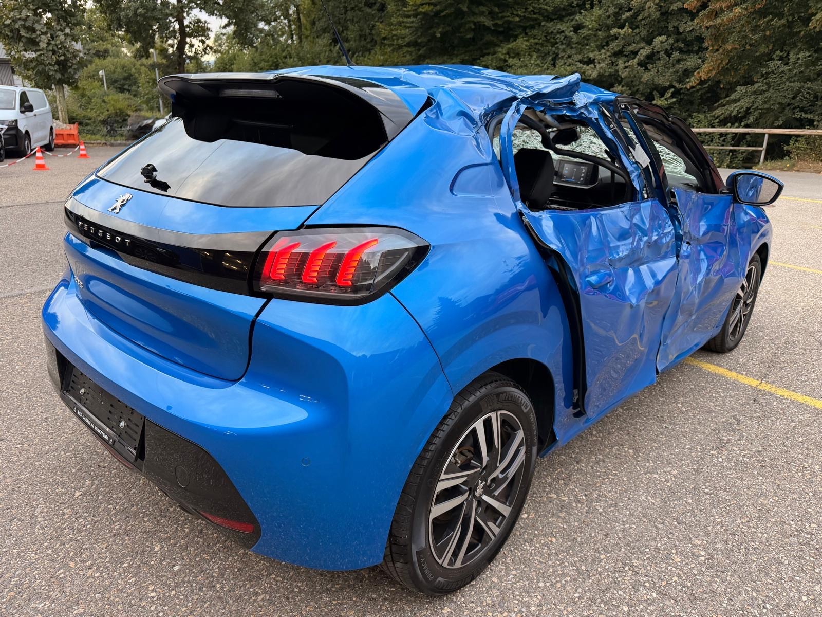 PEUGEOT 208 1.2 PureTech Allure EAT8-image-3