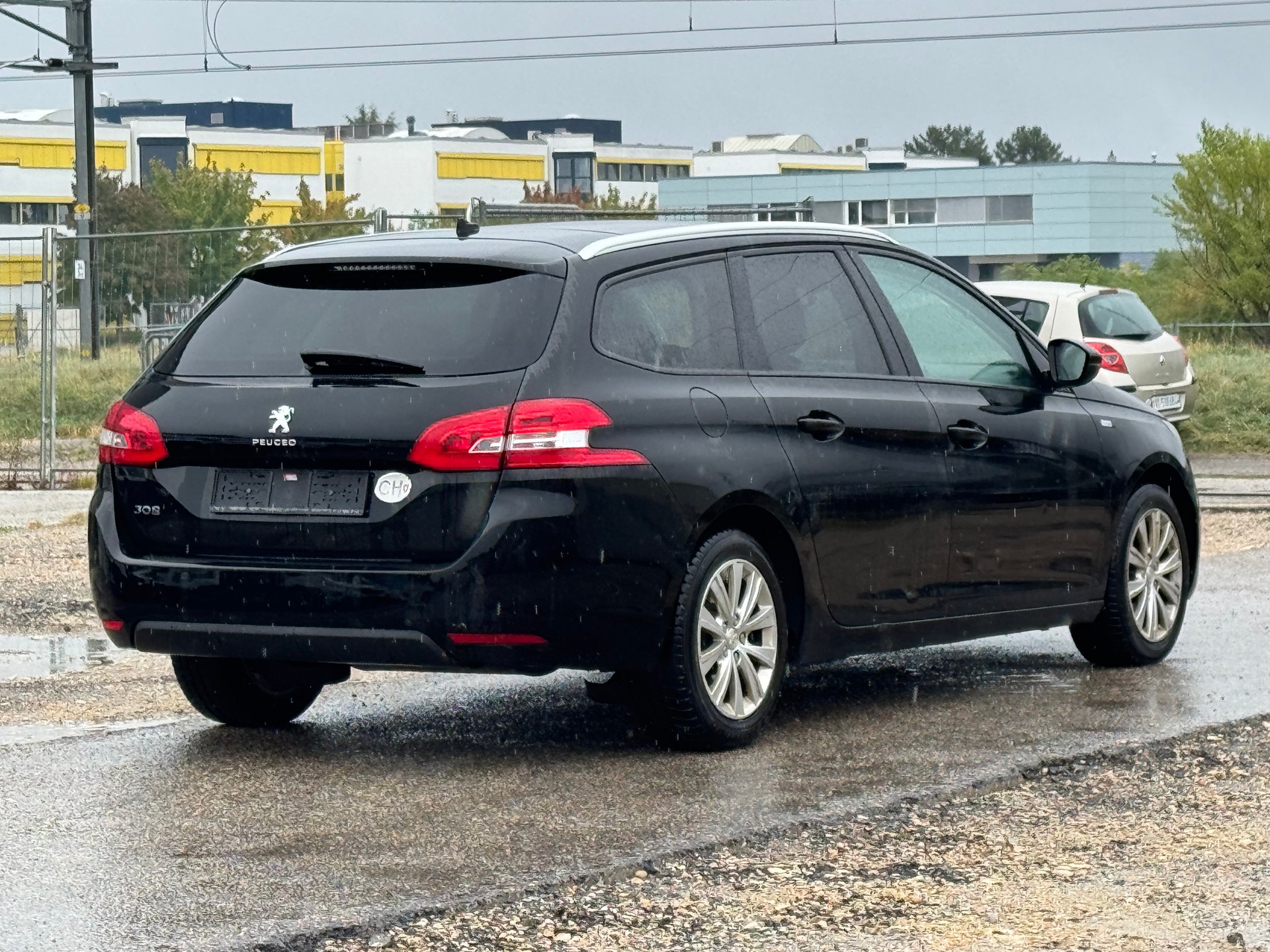 PEUGEOT 308 SW 1.2 THP Style Automatic-image-3