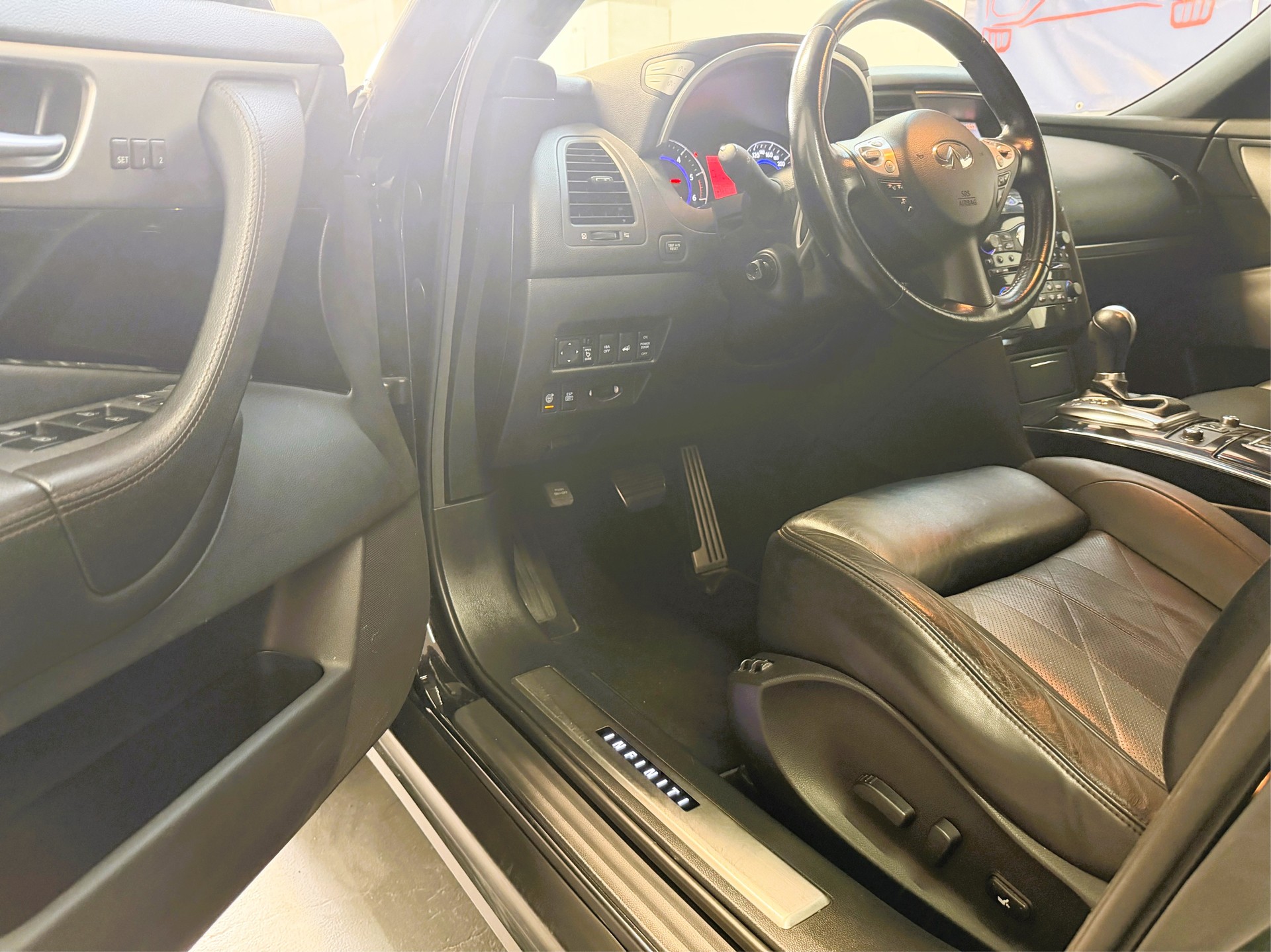 INFINITI FX30d S Premium AWD Automatic-image-4