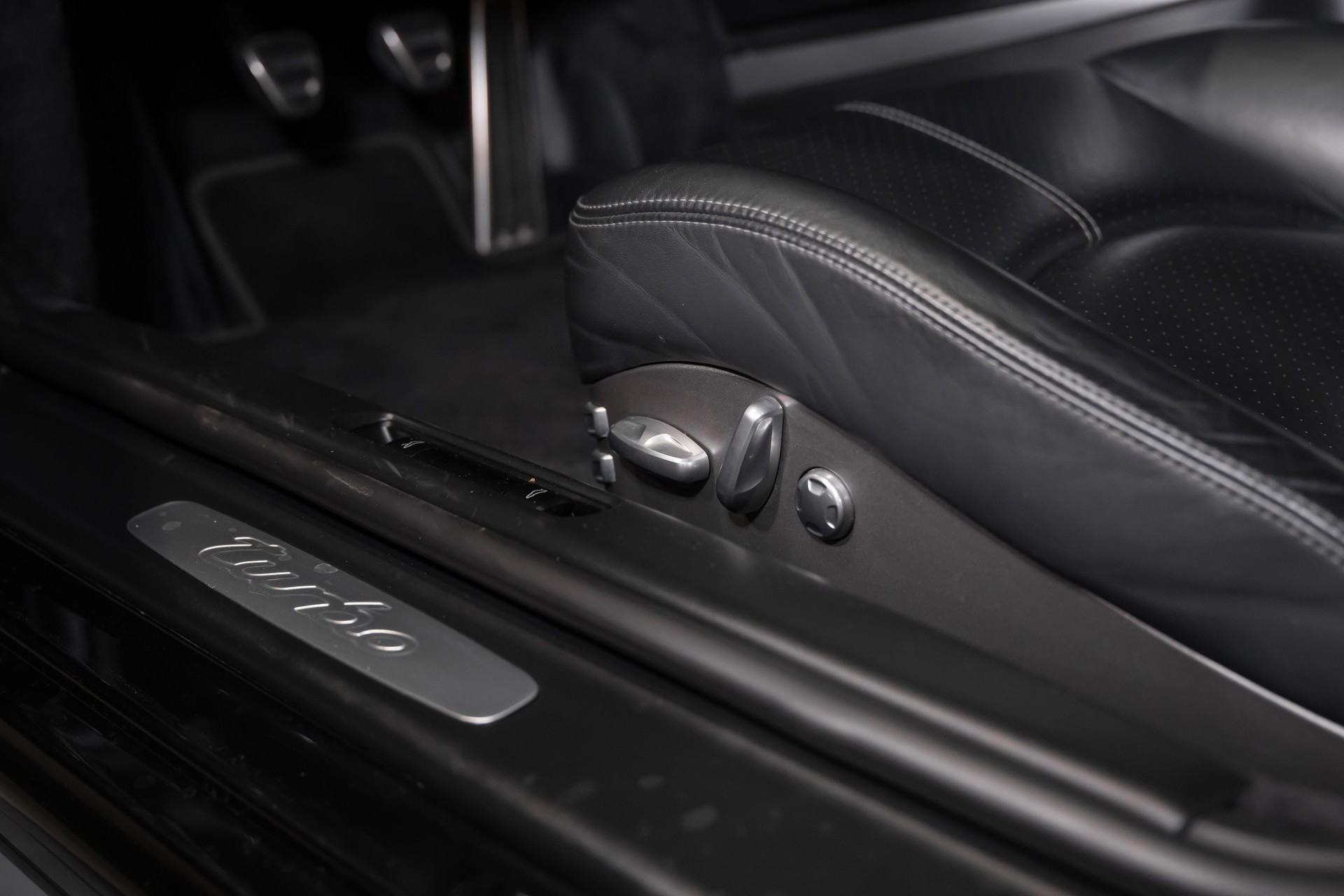PORSCHE 911 Coupé 3.6 Turbo-image-13