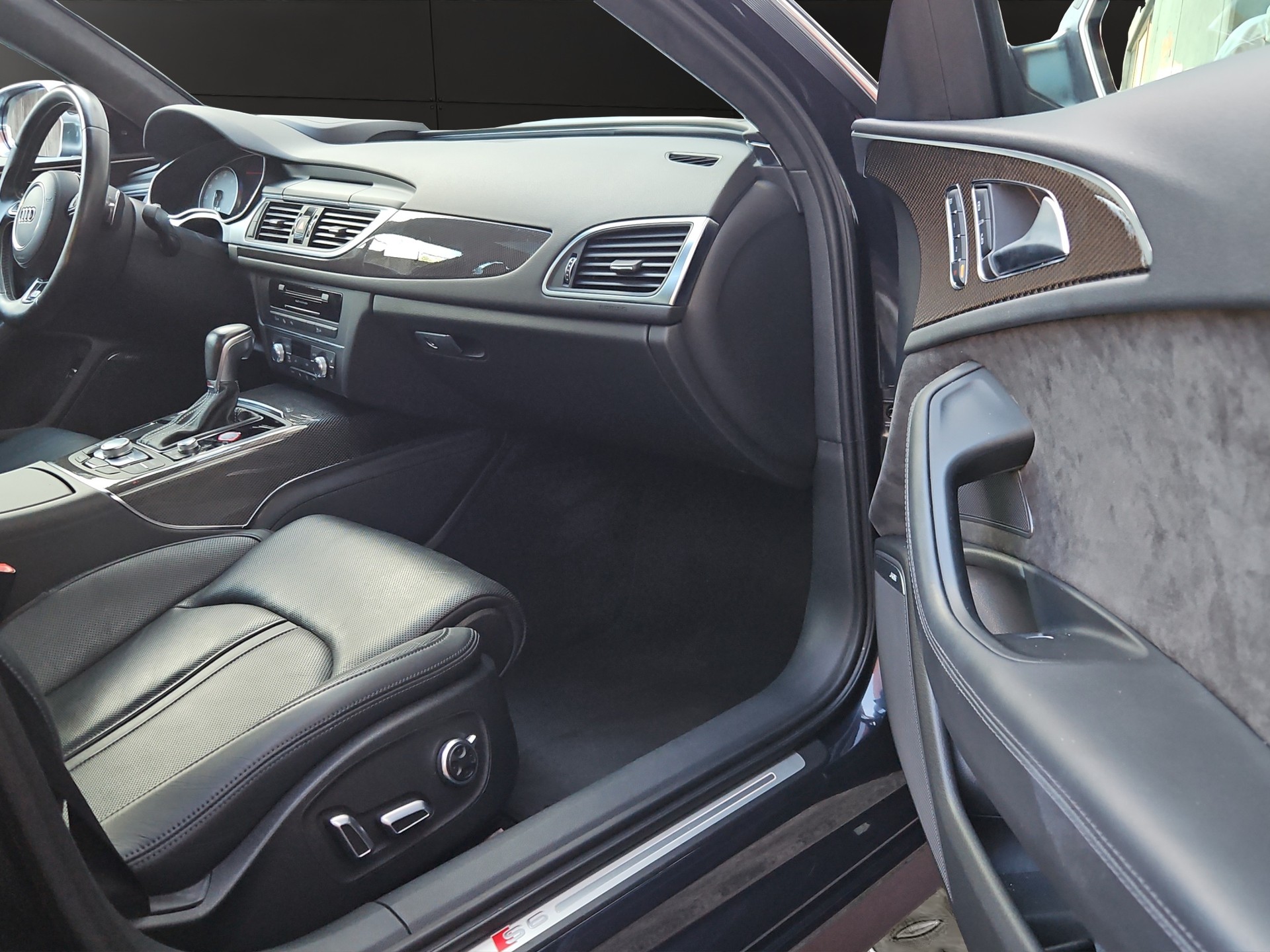 AUDI S6 Avant 4.0 TFSI V8 quattro S-tronic-image-19