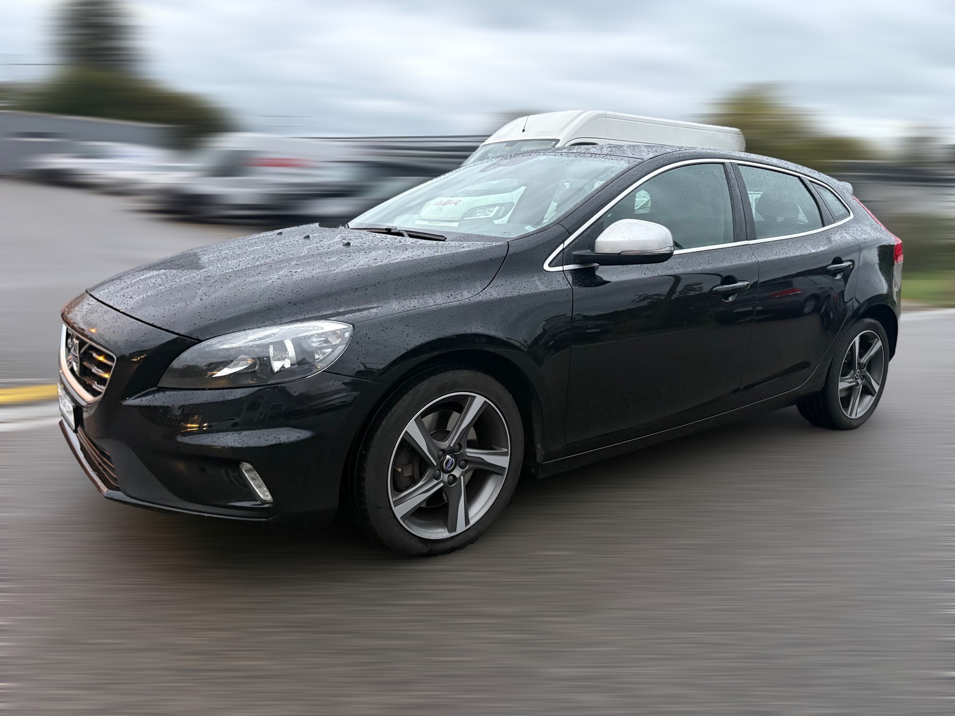 VOLVO V40 T3 Momentum R-Design Geartronic-image-0