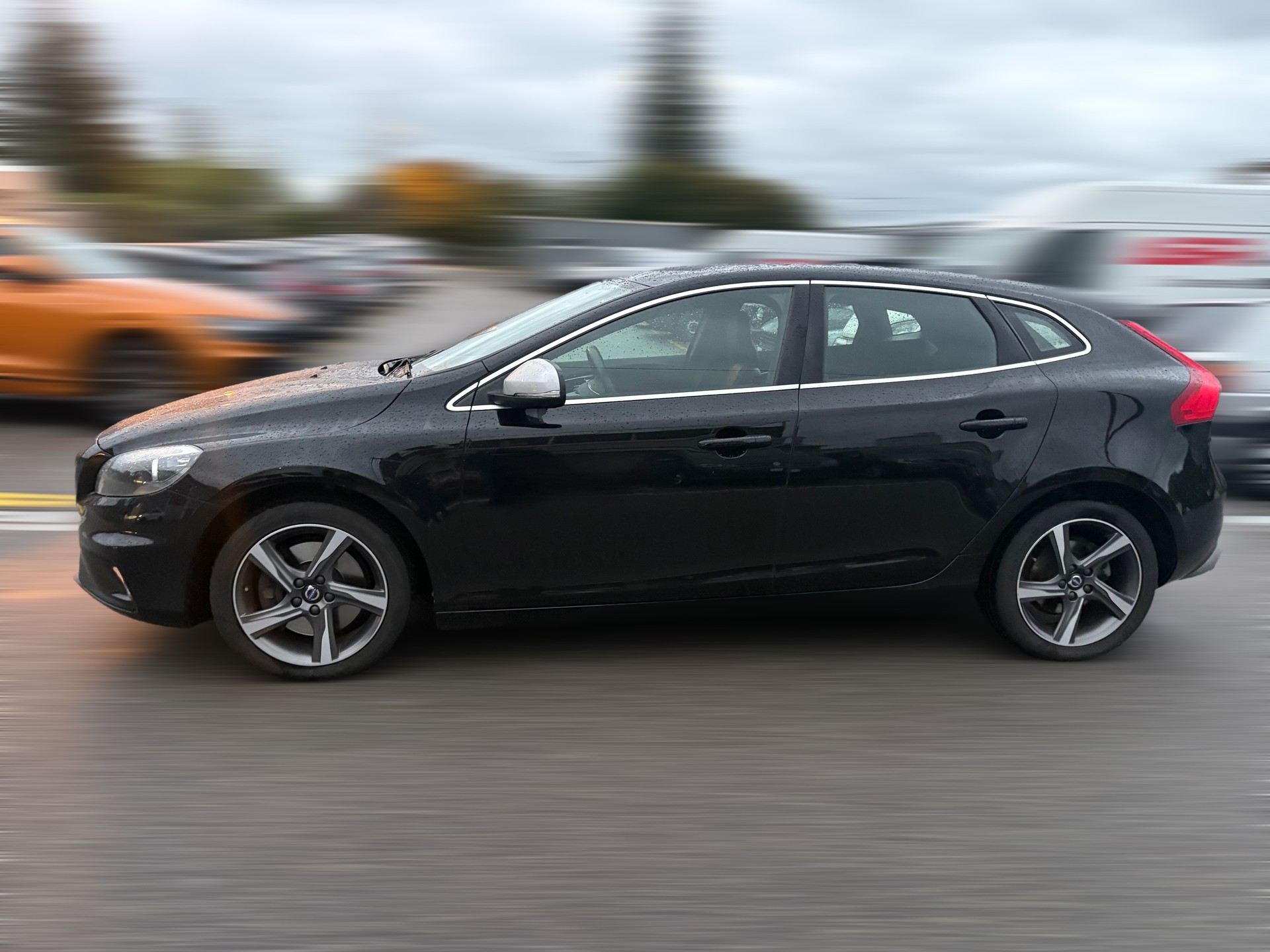 VOLVO V40 T3 Momentum R-Design Geartronic-image-2