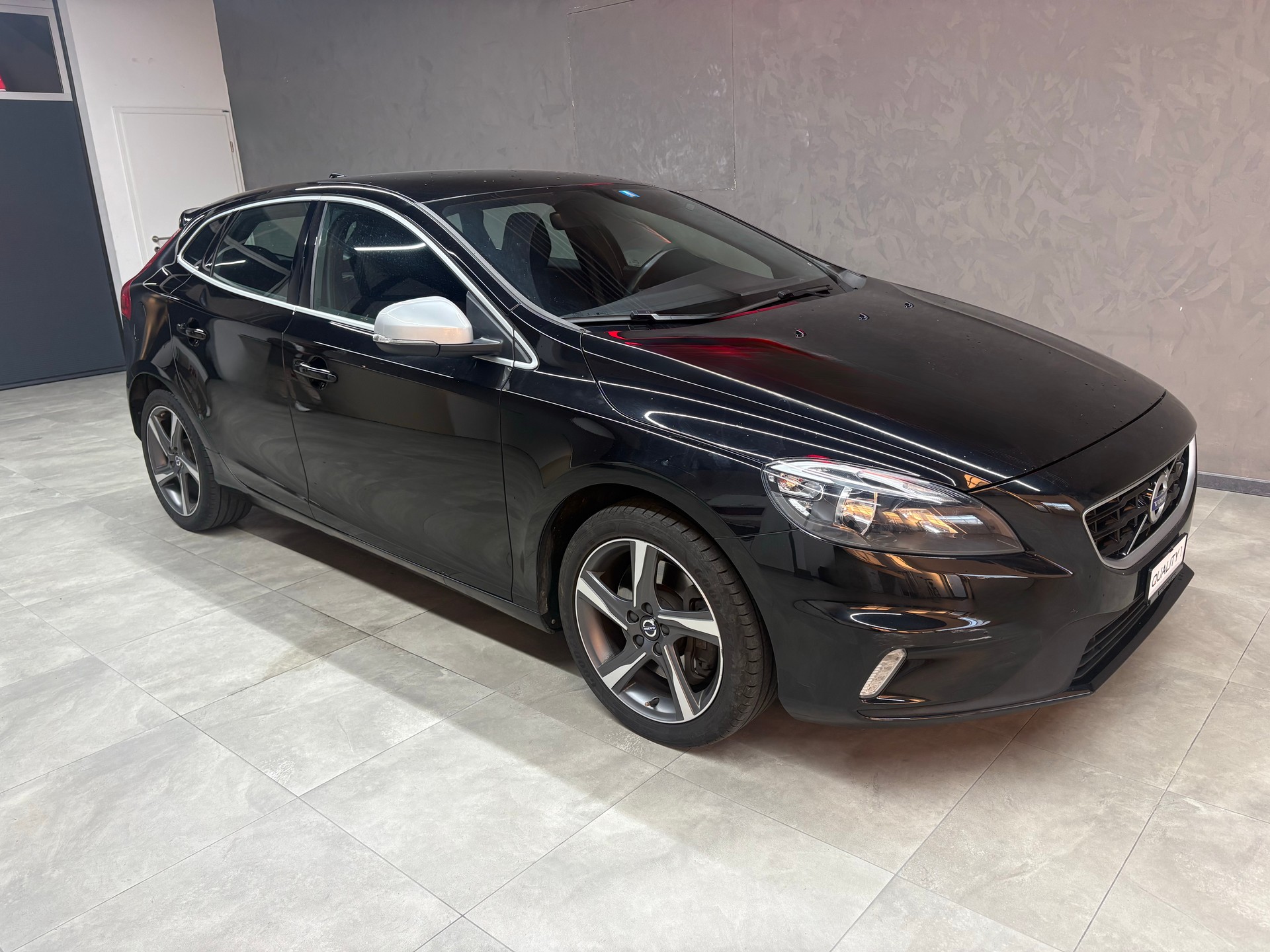 VOLVO V40 T3 Momentum R-Design Geartronic