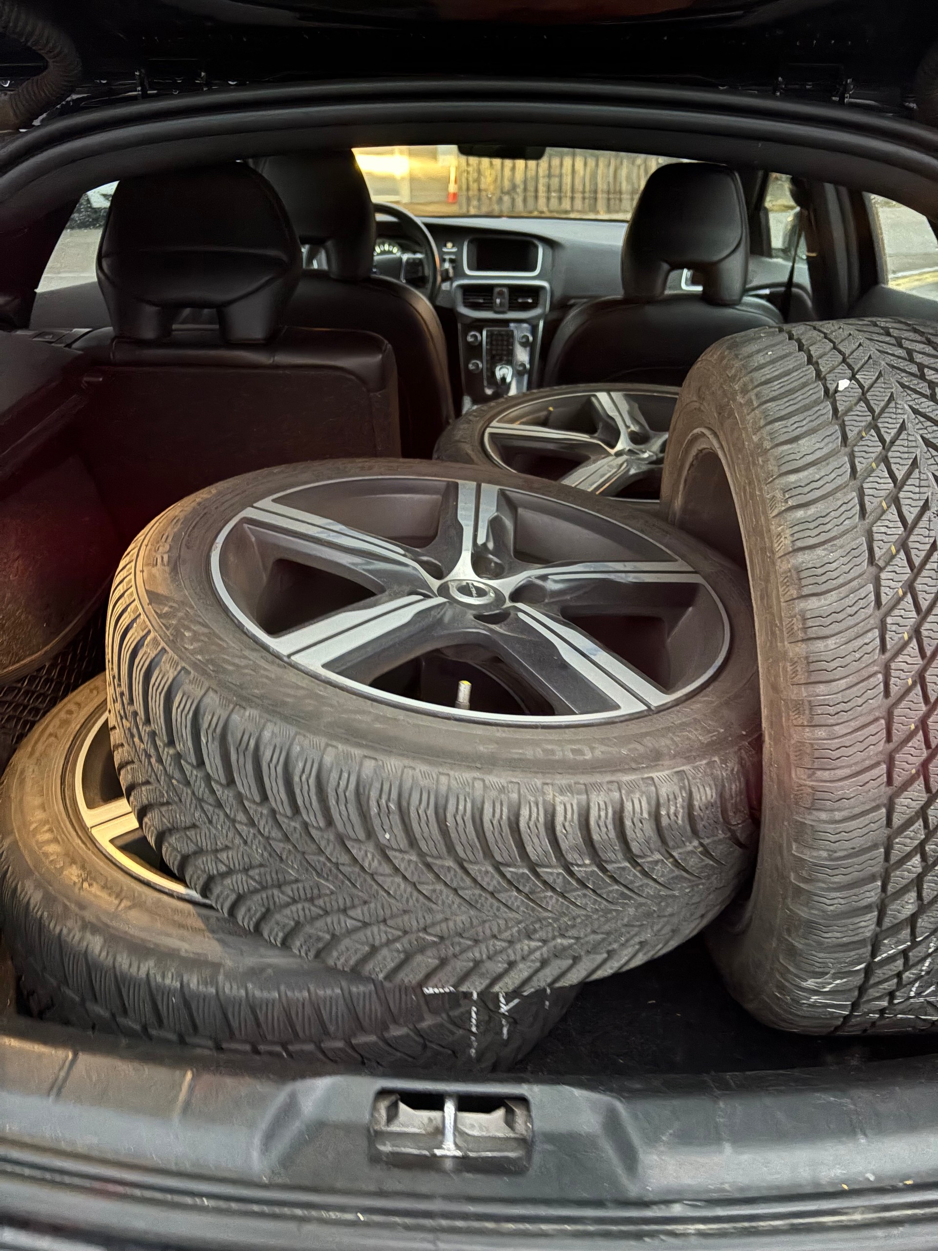 VOLVO V40 T3 Momentum R-Design Geartronic-image-6