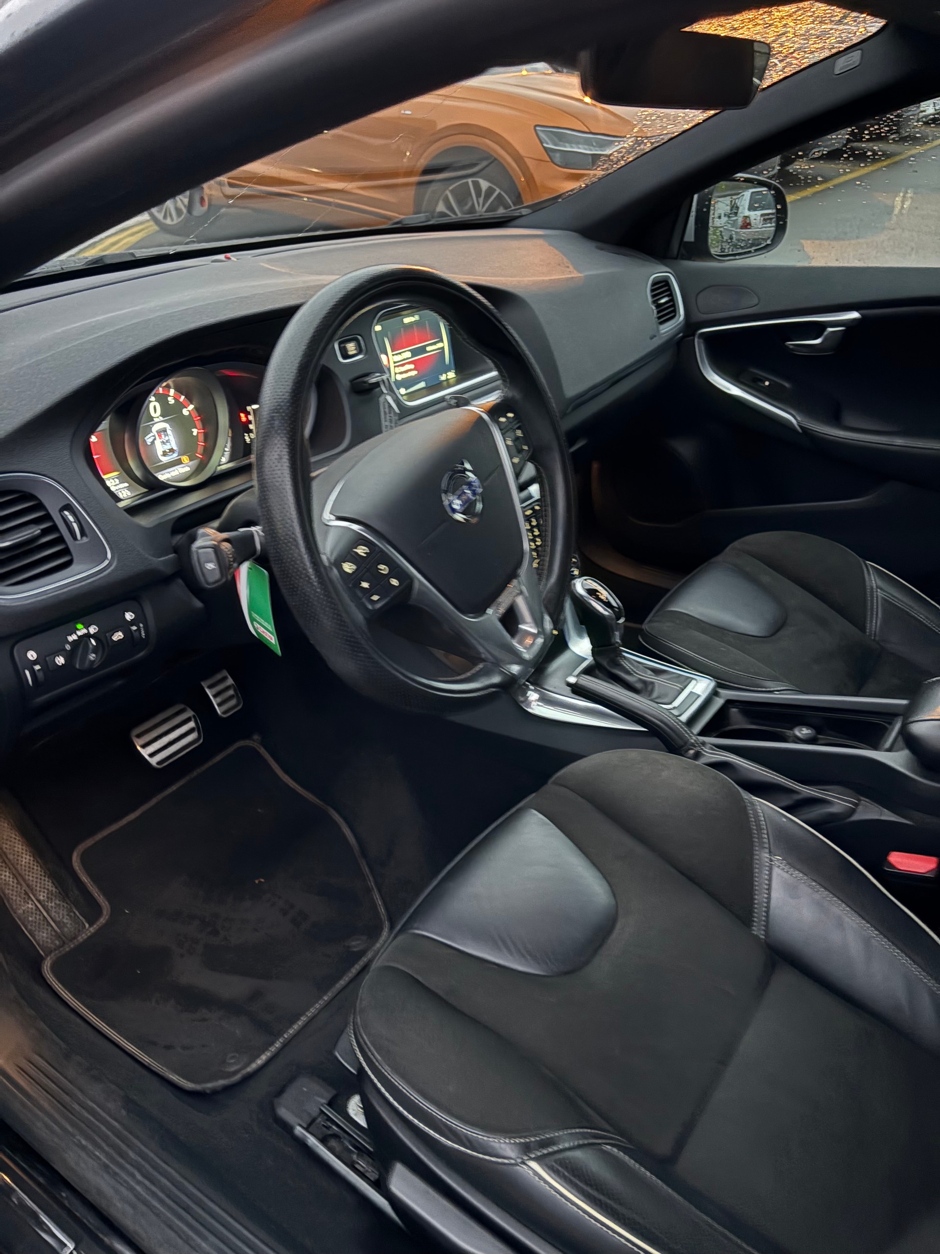 VOLVO V40 T3 Momentum R-Design Geartronic-image-4
