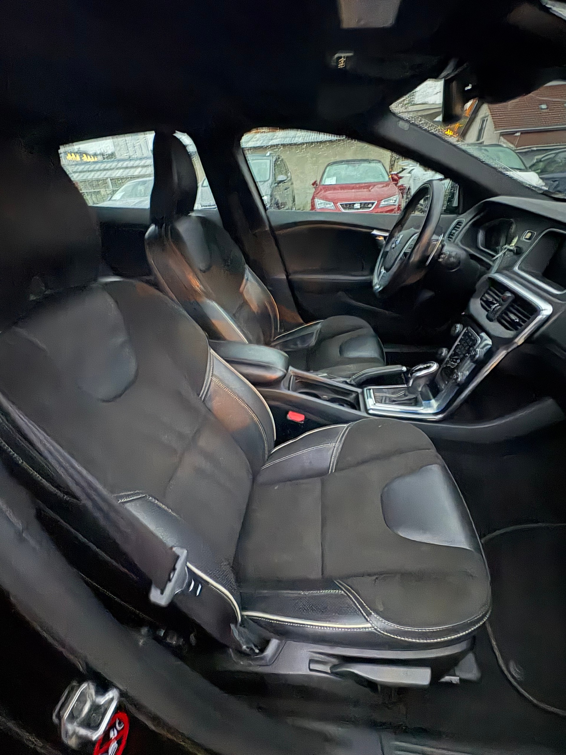 VOLVO V40 T3 Momentum R-Design Geartronic-image-5