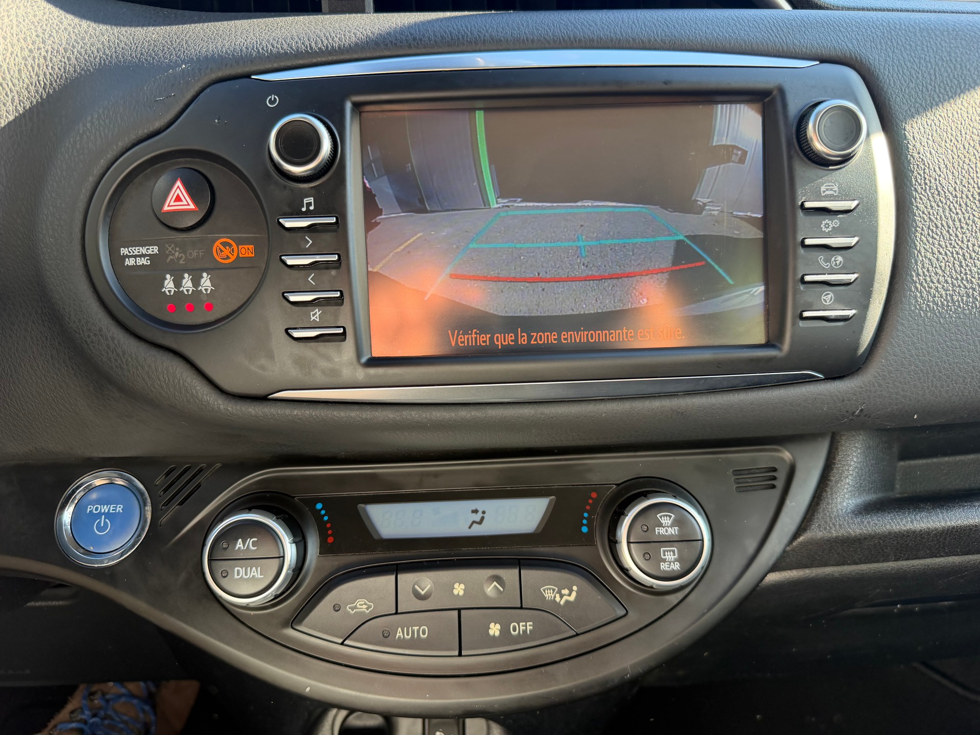 TOYOTA Yaris 1.5 VVT-i Hybrid Premium e-CVT-image-13