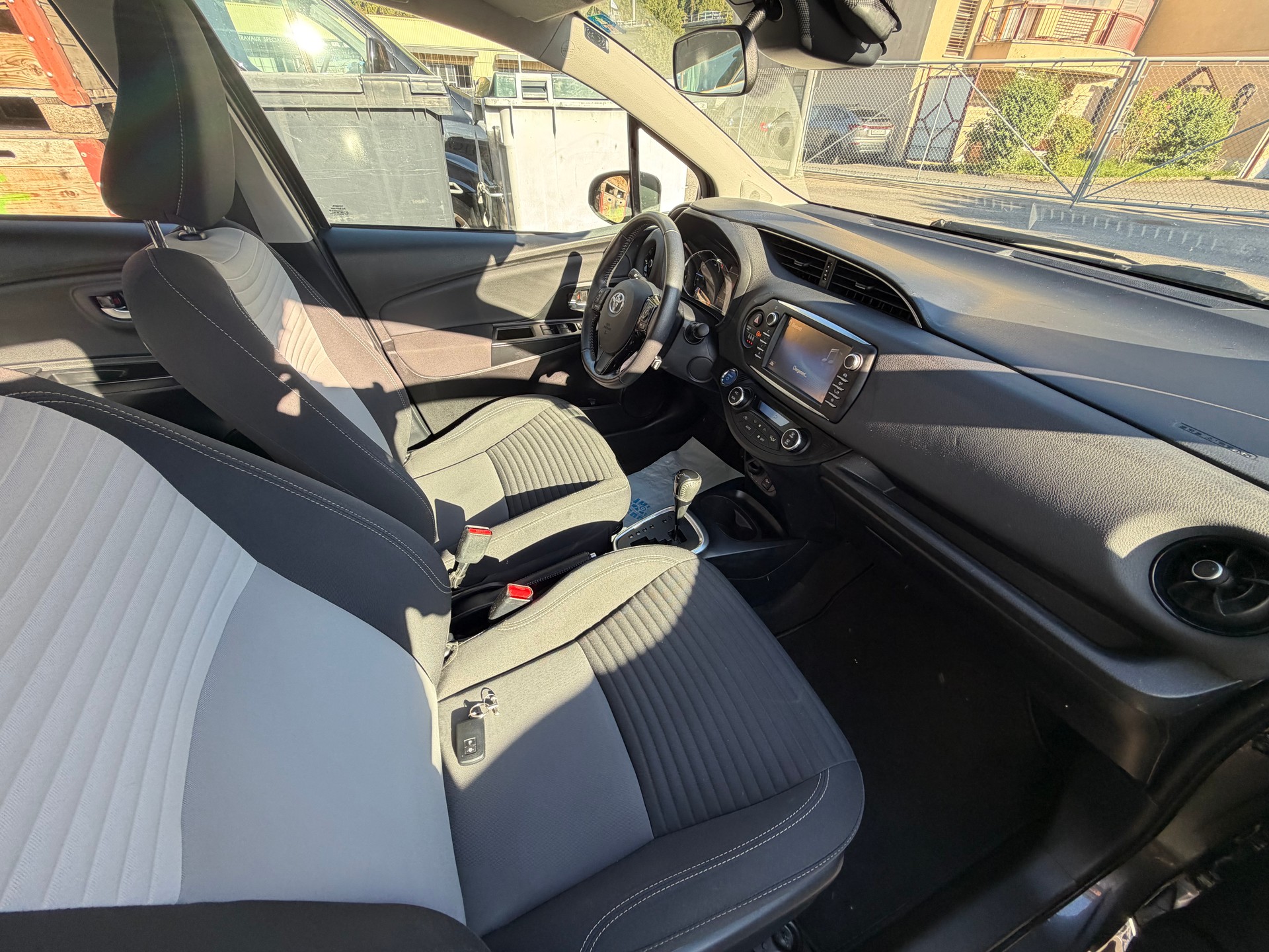TOYOTA Yaris 1.5 VVT-i Hybrid Premium e-CVT-image-11