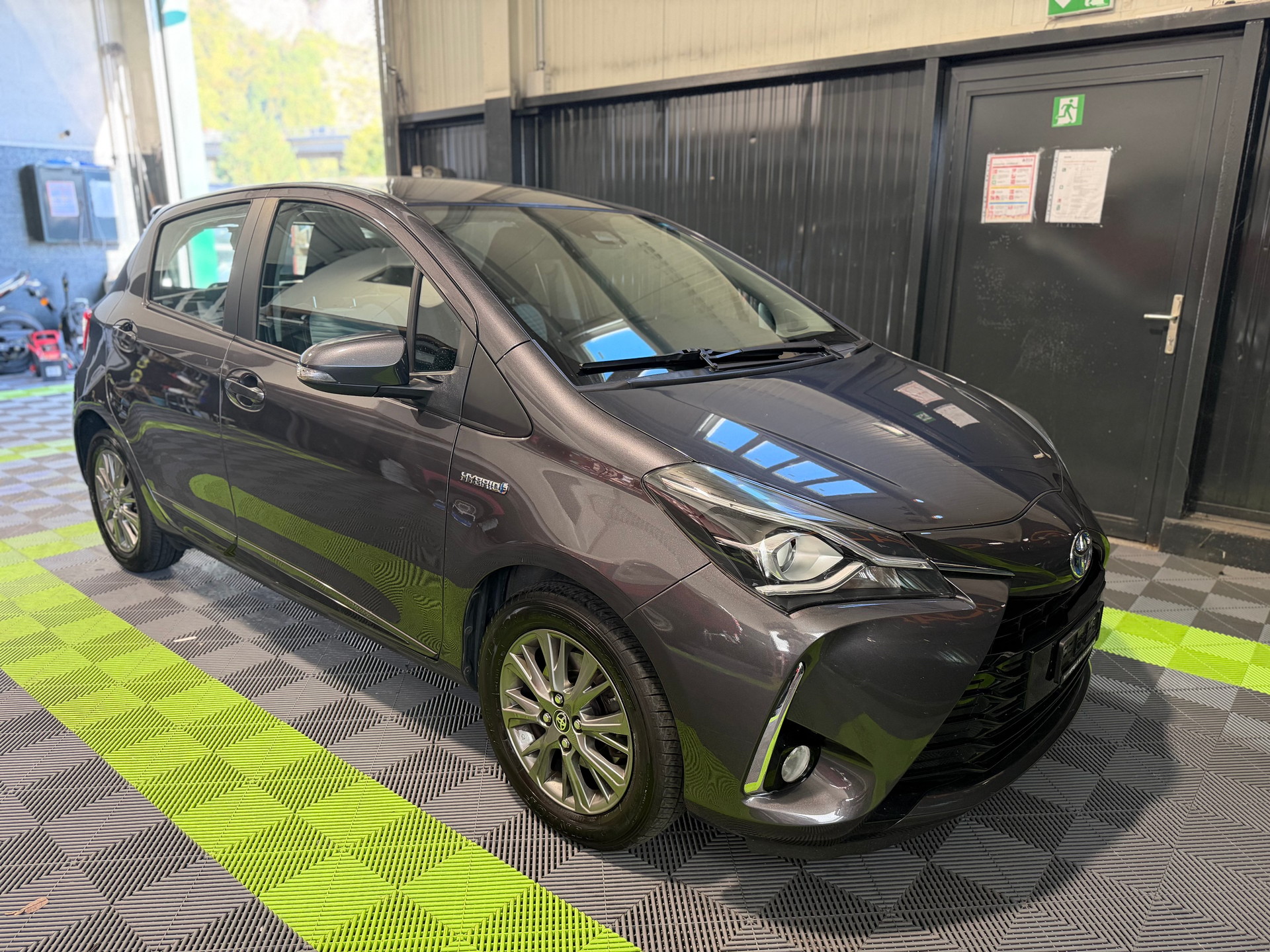 TOYOTA Yaris 1.5 VVT-i Hybrid Premium e-CVT-image-1