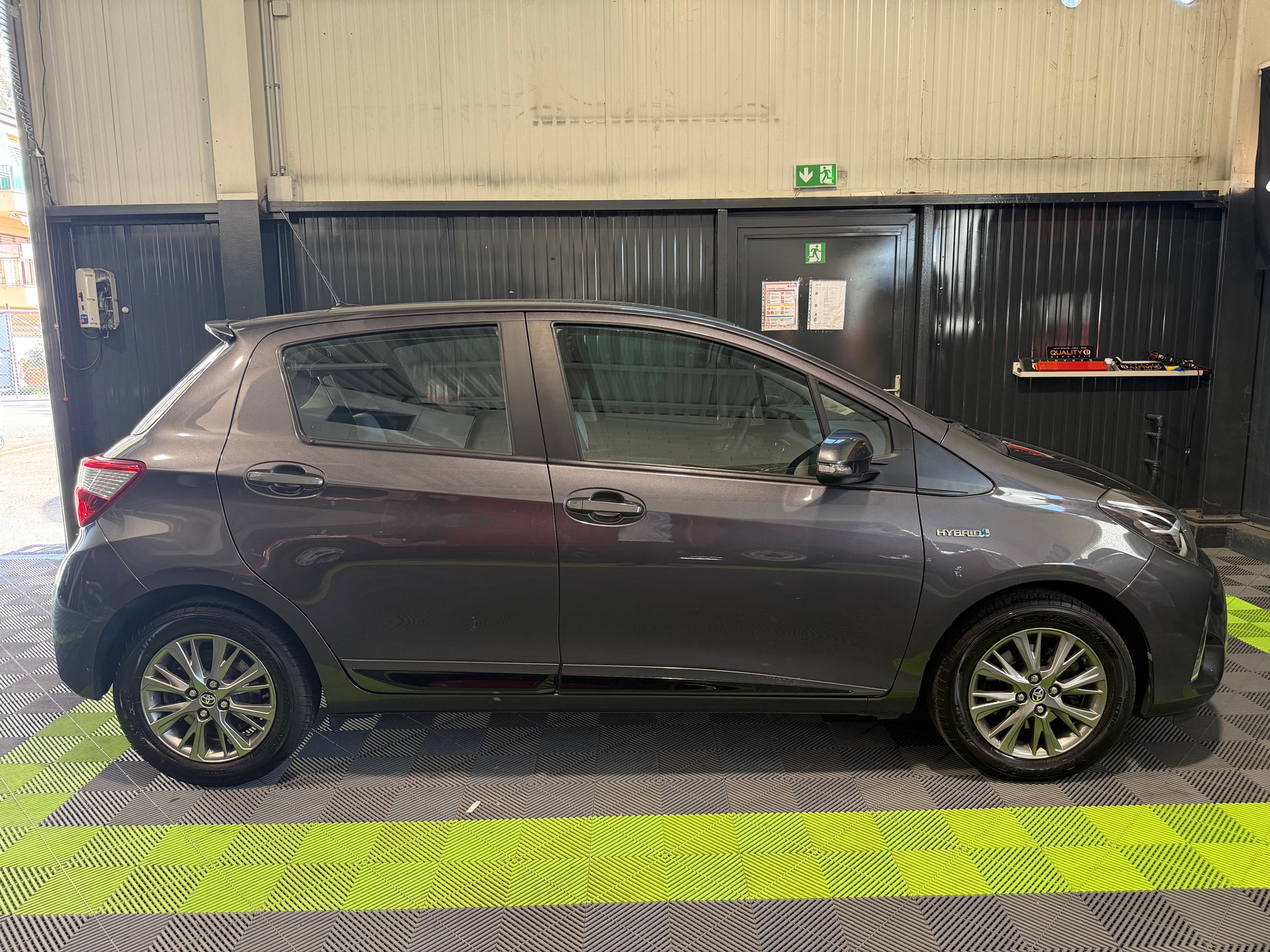 TOYOTA Yaris 1.5 VVT-i Hybrid Premium e-CVT-image-2