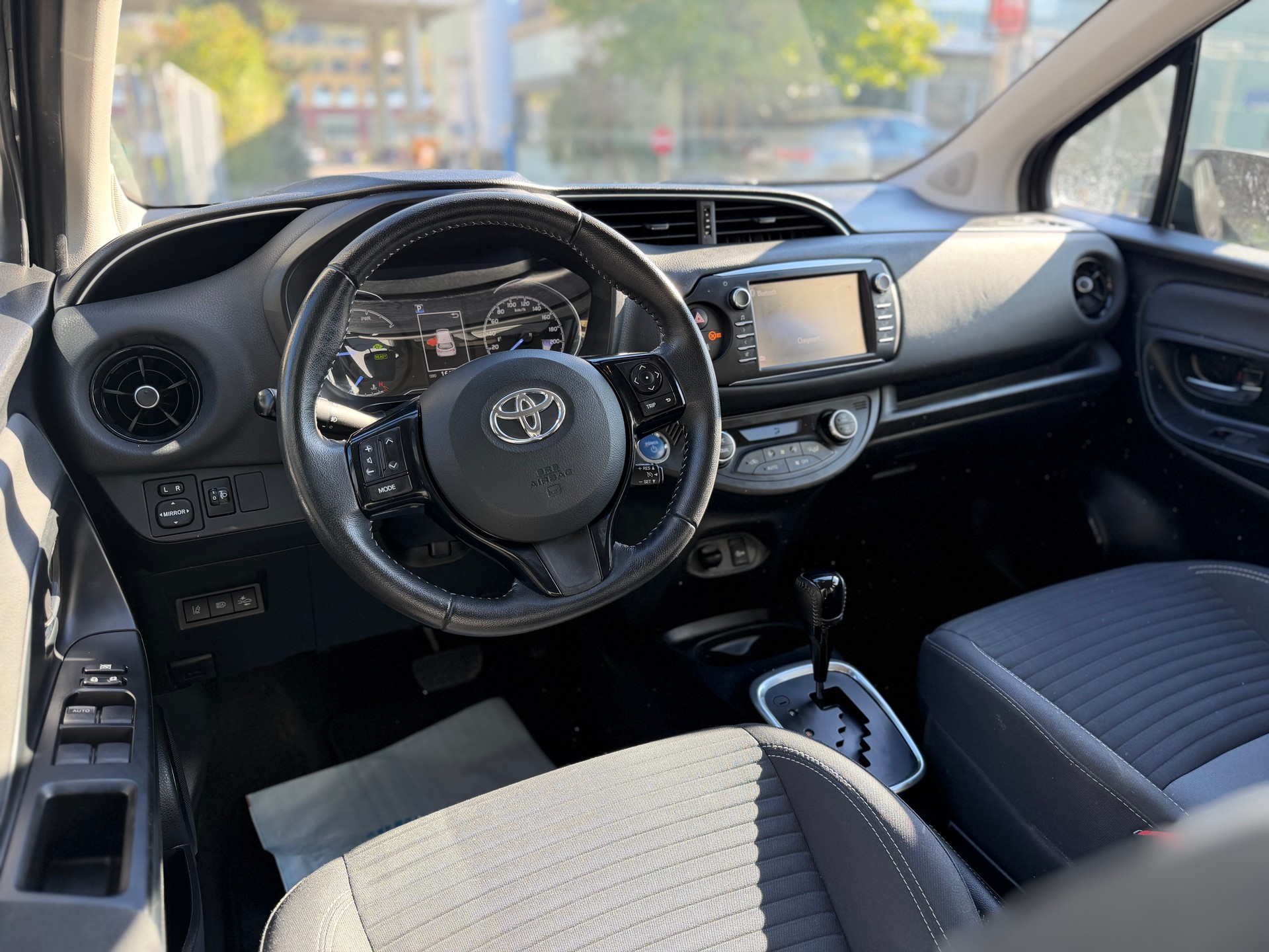TOYOTA Yaris 1.5 VVT-i Hybrid Premium e-CVT-image-9