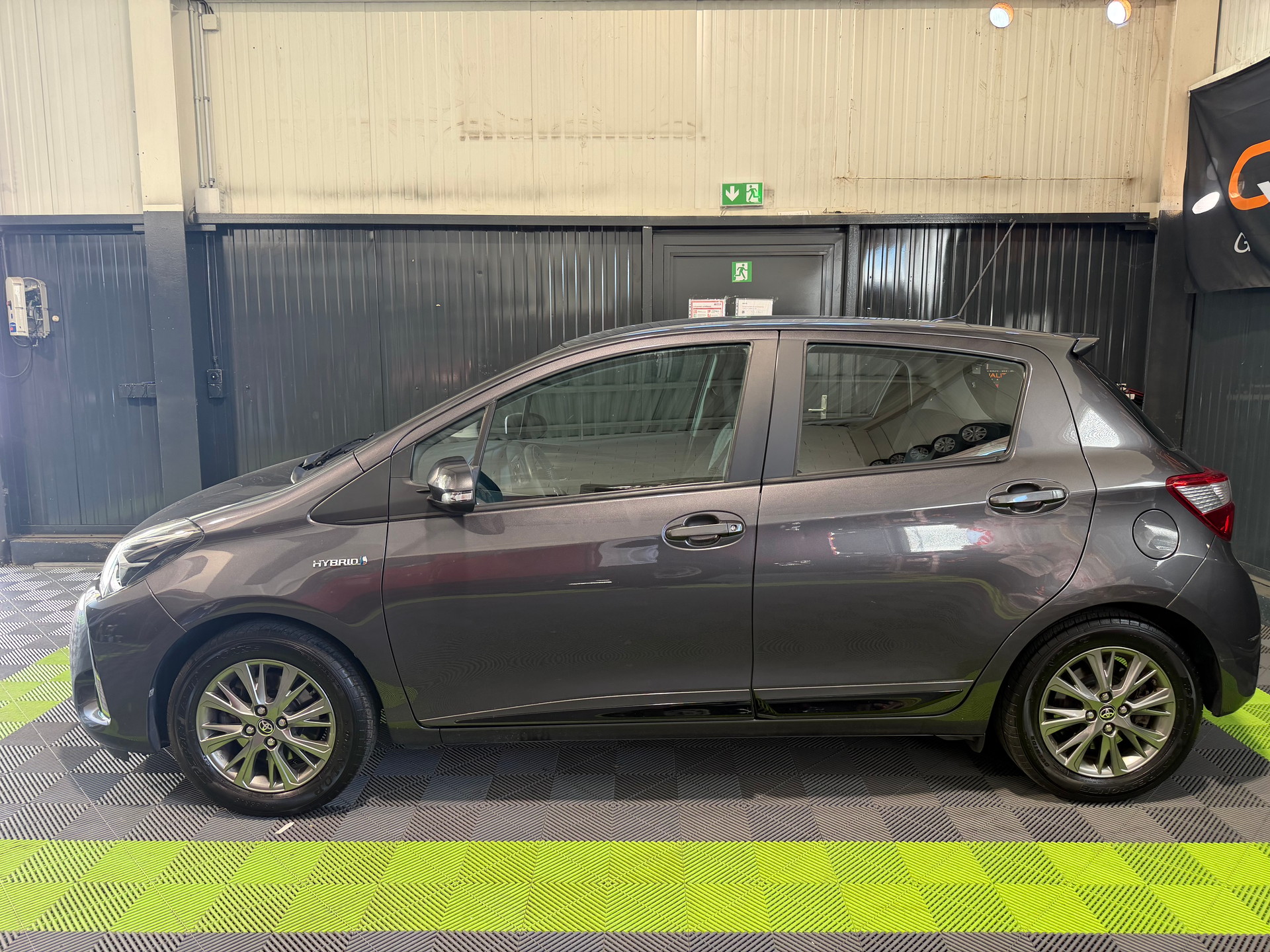 TOYOTA Yaris 1.5 VVT-i Hybrid Premium e-CVT-image-6