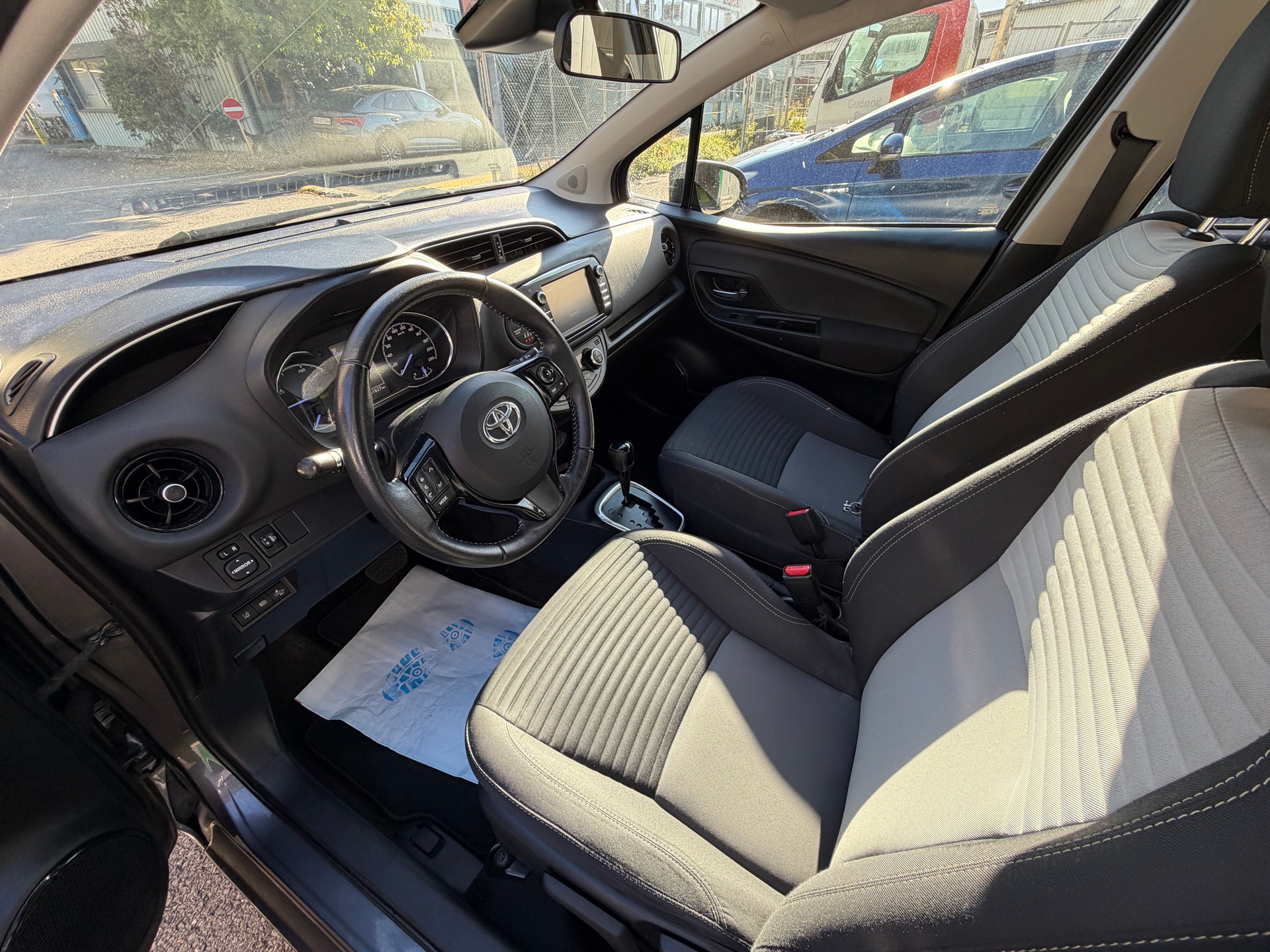 TOYOTA Yaris 1.5 VVT-i Hybrid Premium e-CVT-image-12