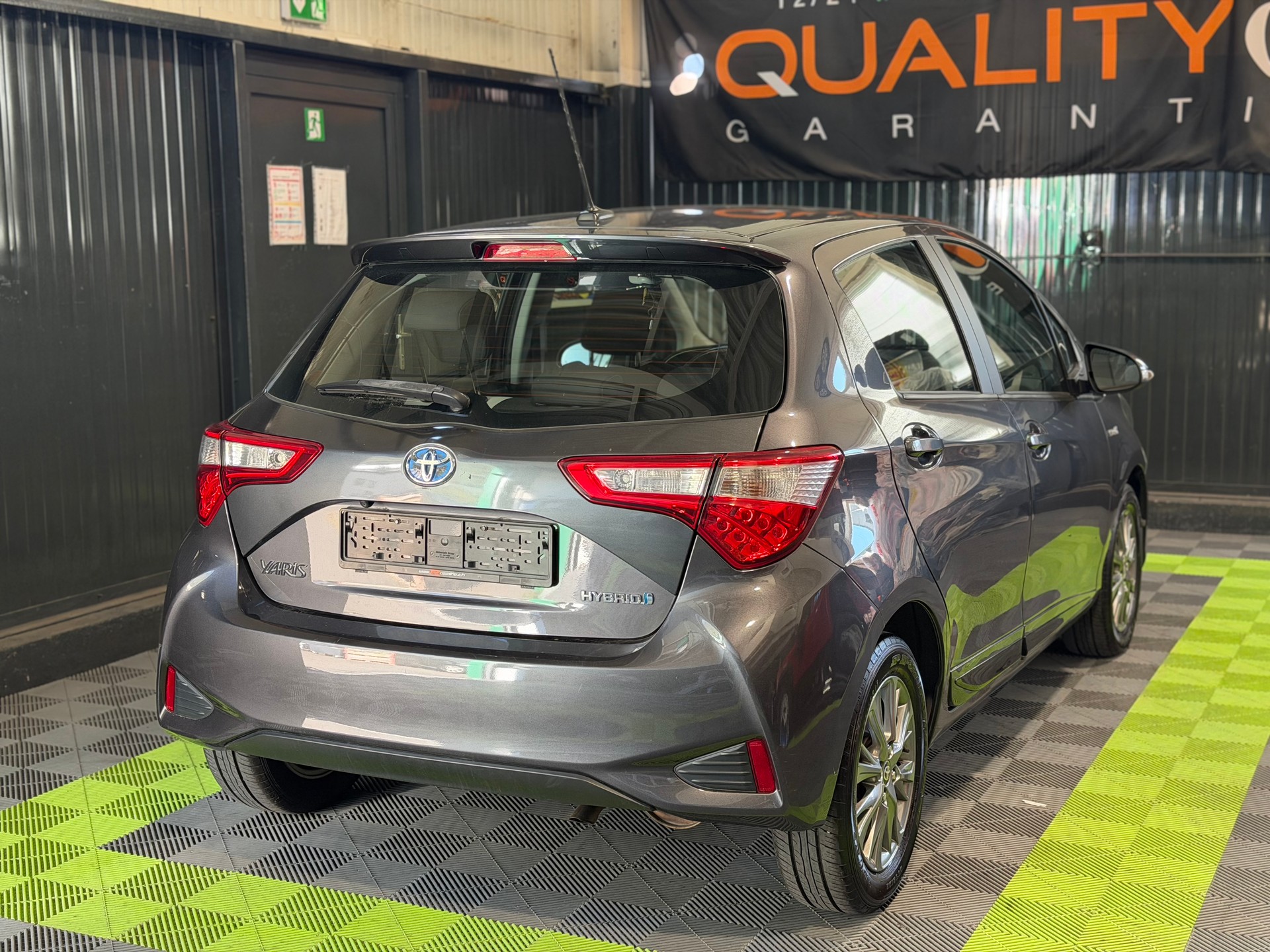TOYOTA Yaris 1.5 VVT-i Hybrid Premium e-CVT-image-4