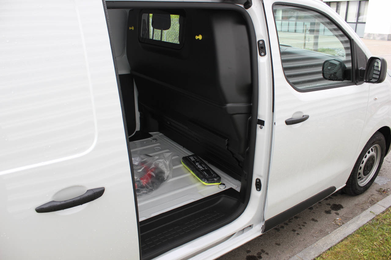 FIAT E-Scudo Kaw. L2 verglast 50 kWh Business Swiss Edition-image-6