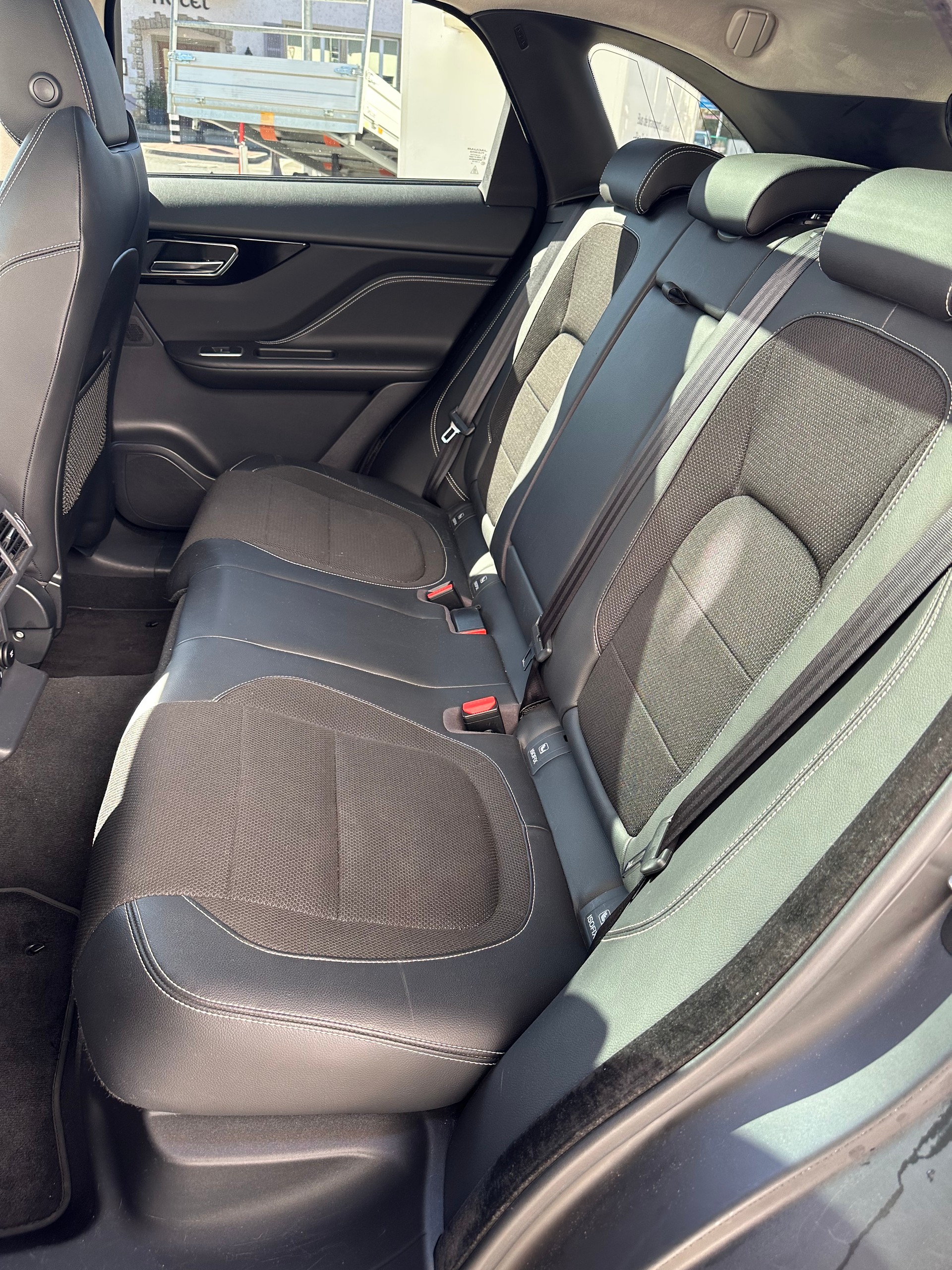 JAGUAR F-Pace 25t 2.0 R-Sport AWD Automatik-image-5