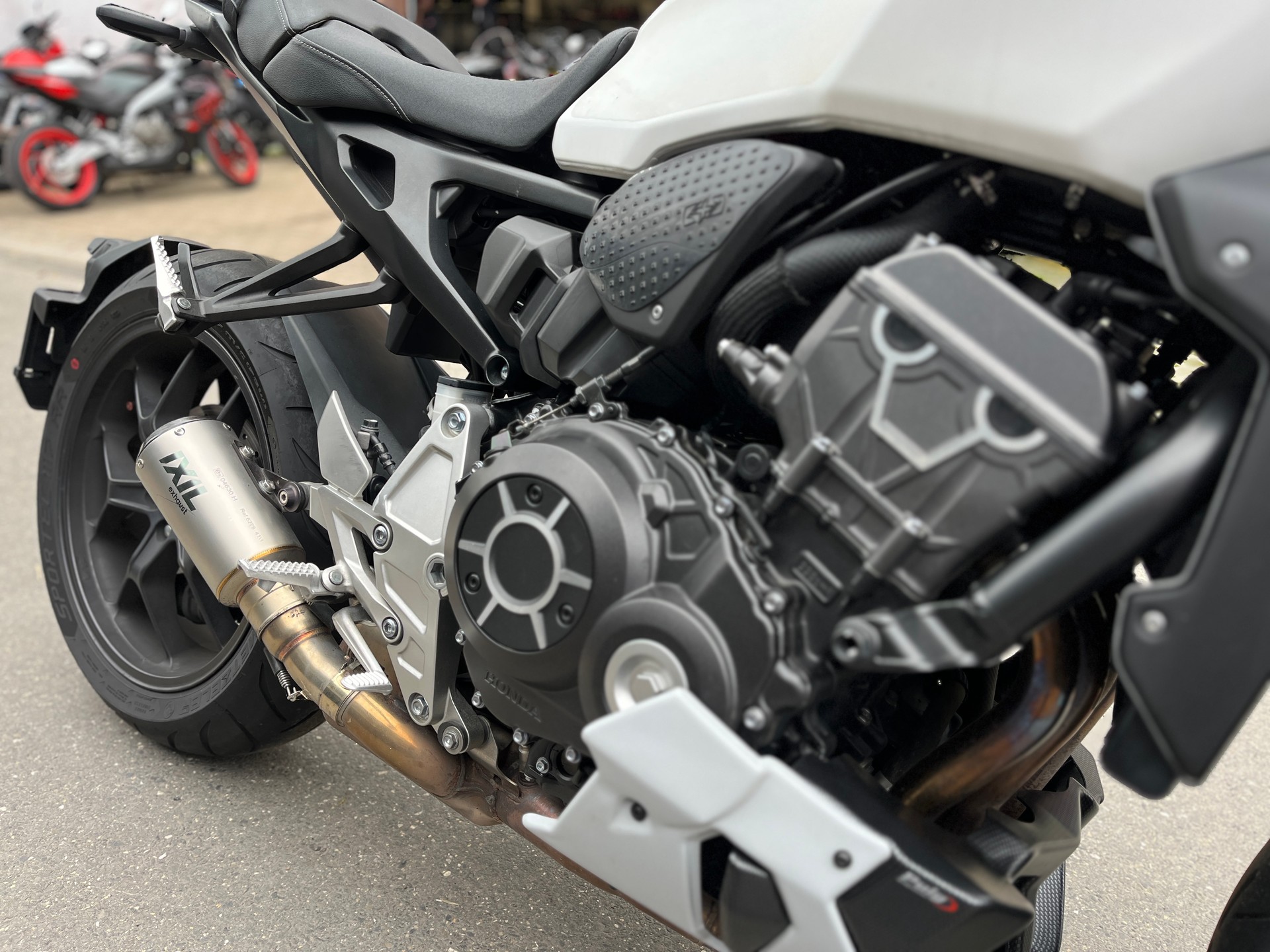 HONDA CB 1000 R ABS-image-10