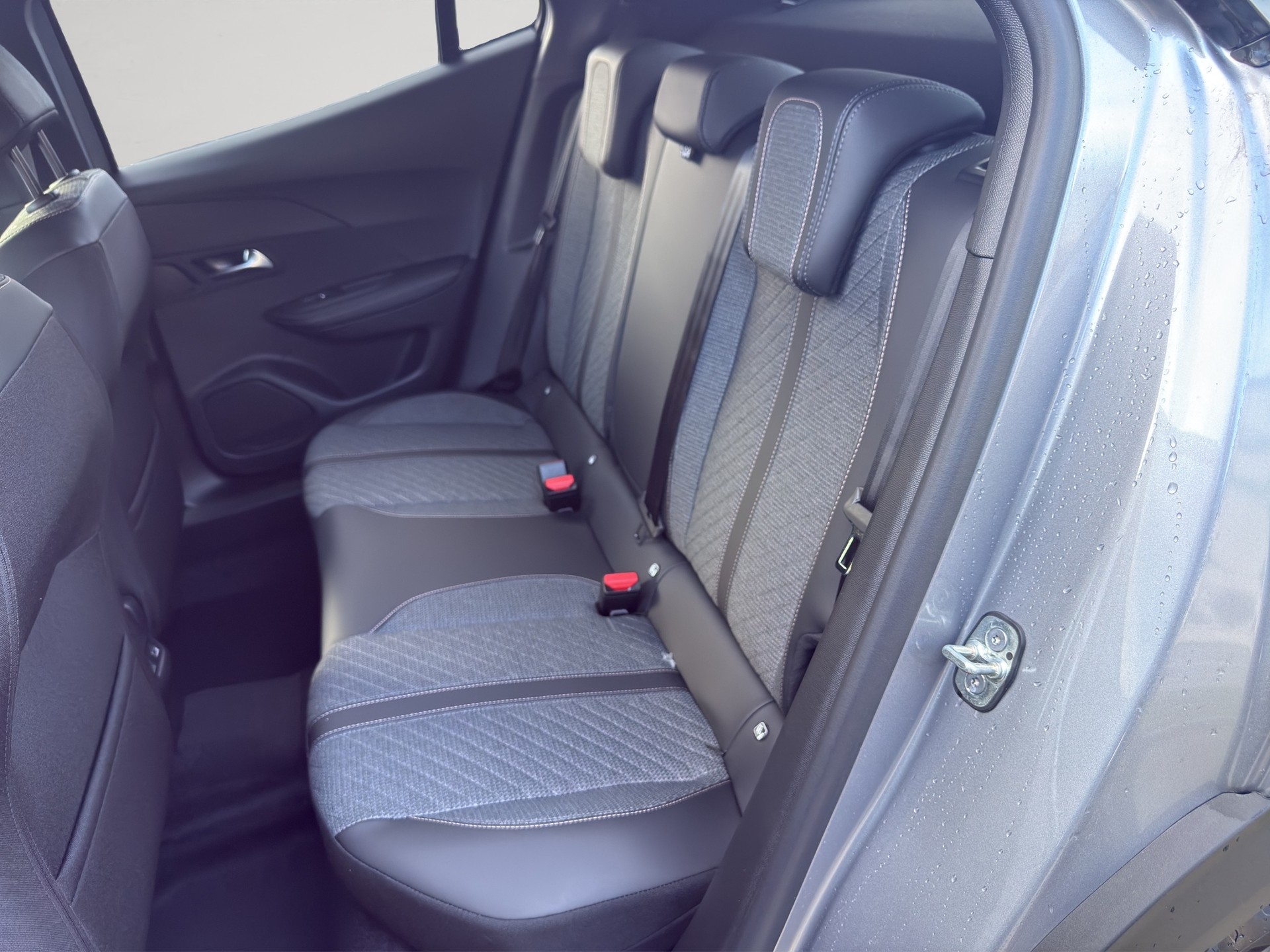 PEUGEOT 2008 1.2 145 MHEV Allure-image-11